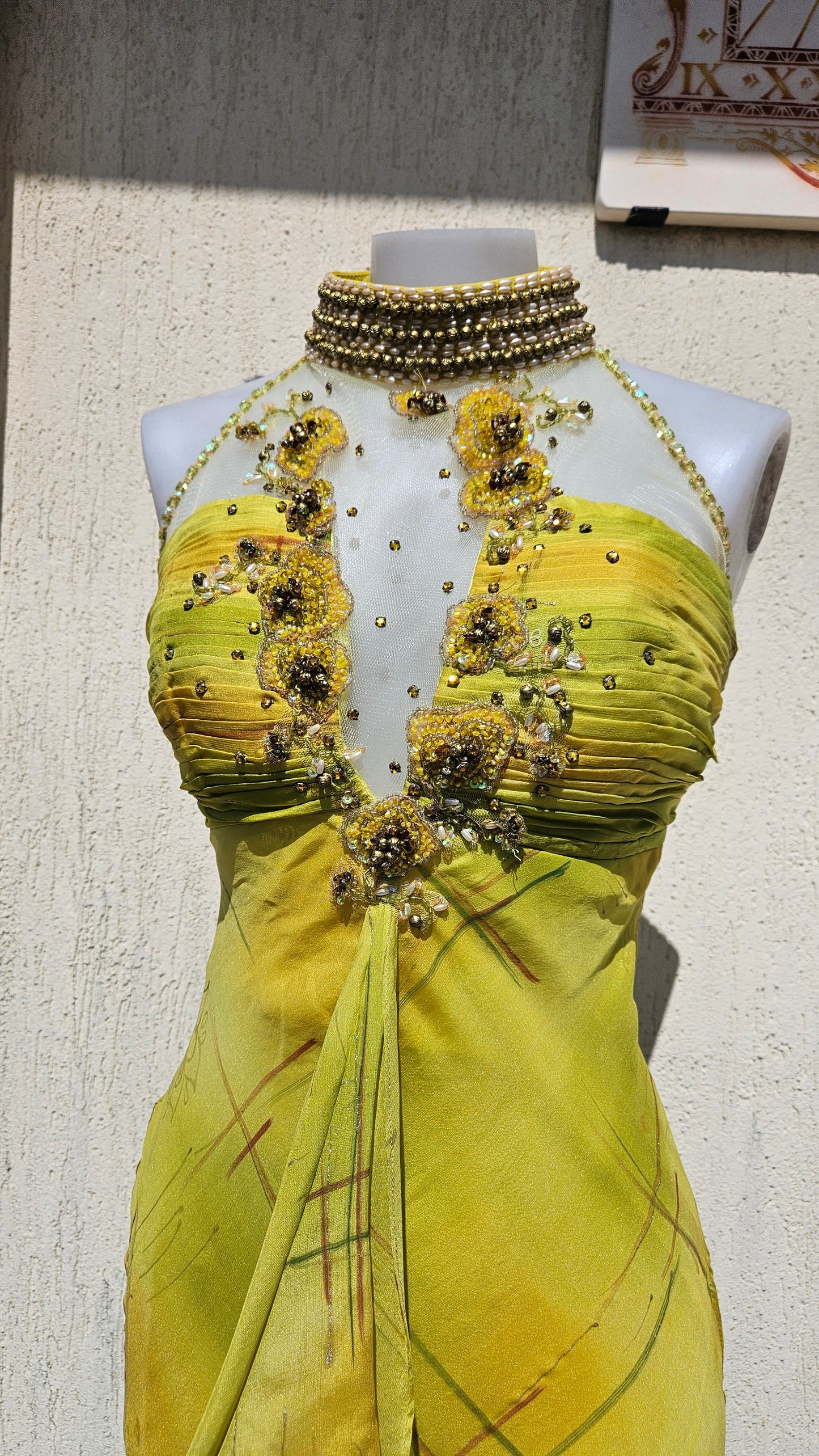 Robe jaune en soie brodée Fayazi