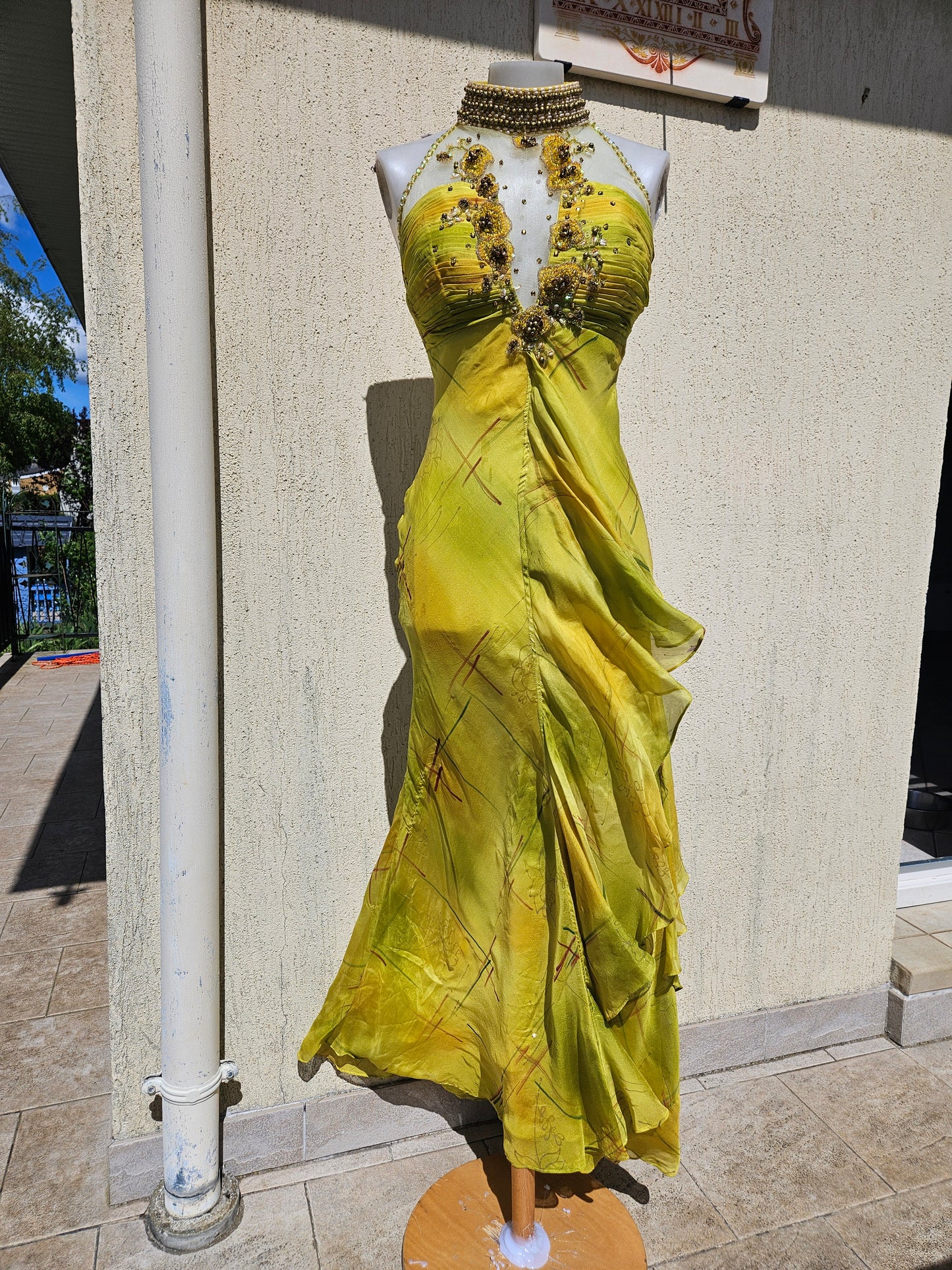 Robe jaune en soie brodée Fayazi