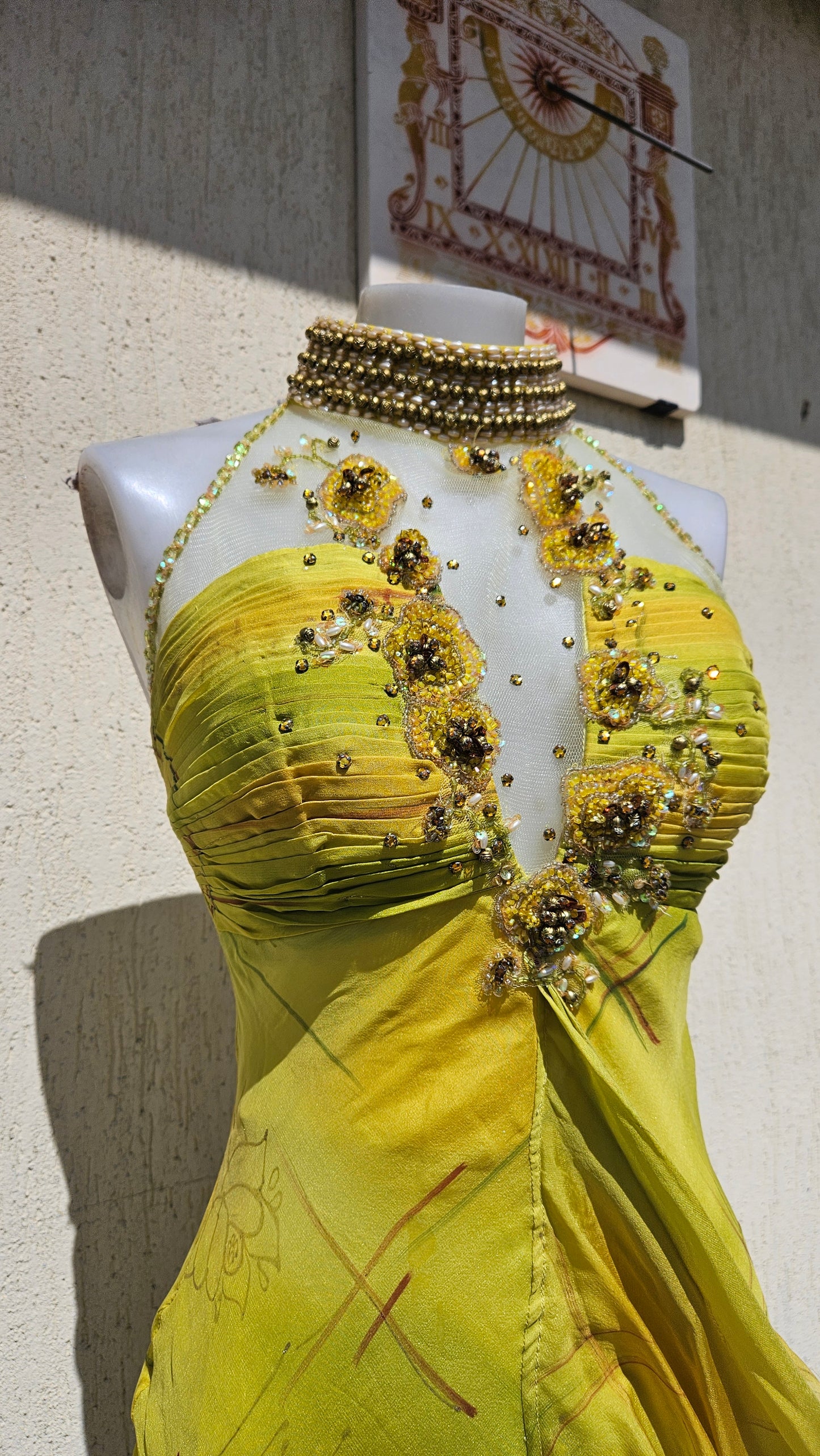 Robe jaune en soie brodée Fayazi