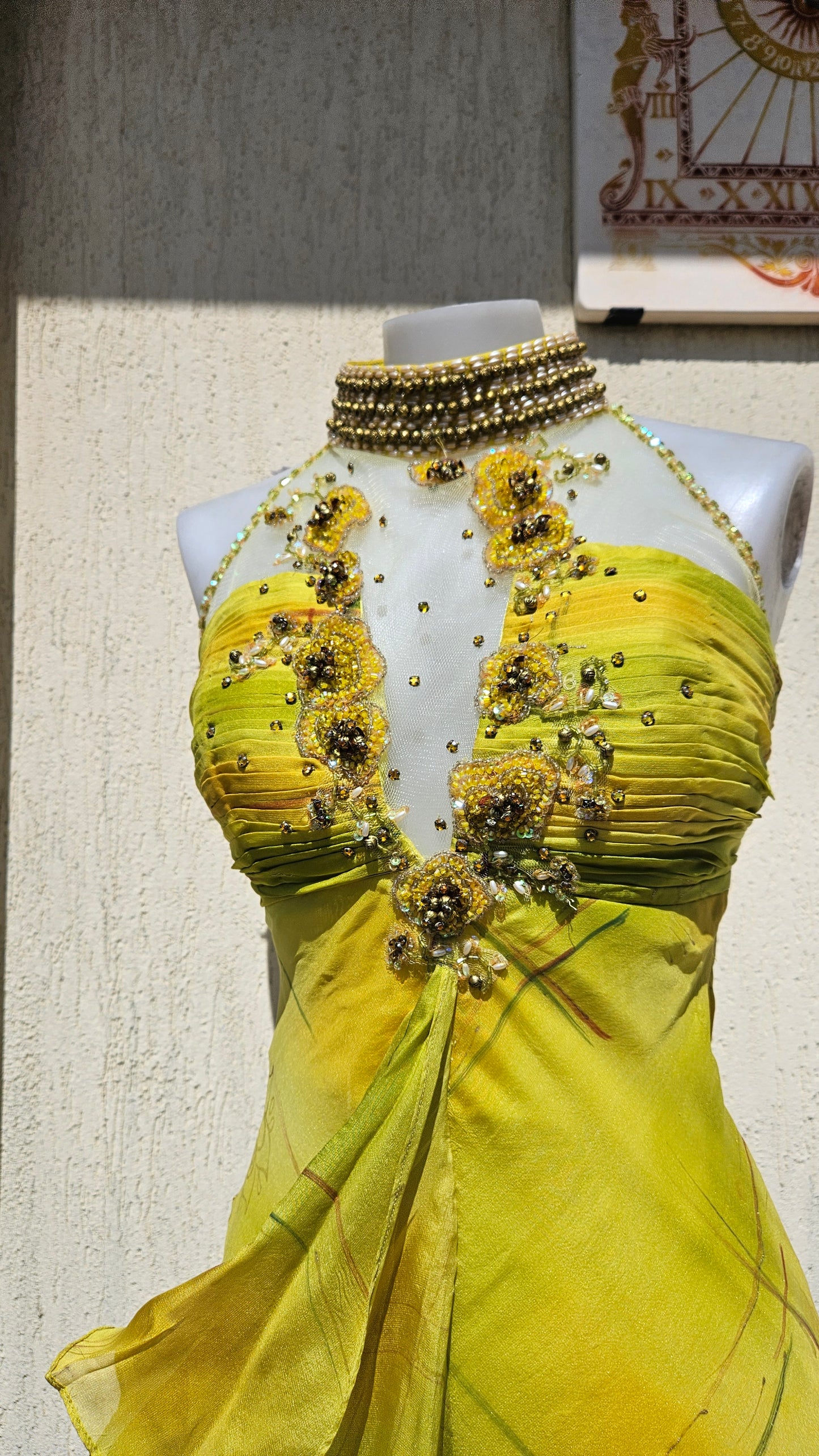 Robe jaune en soie brodée Fayazi