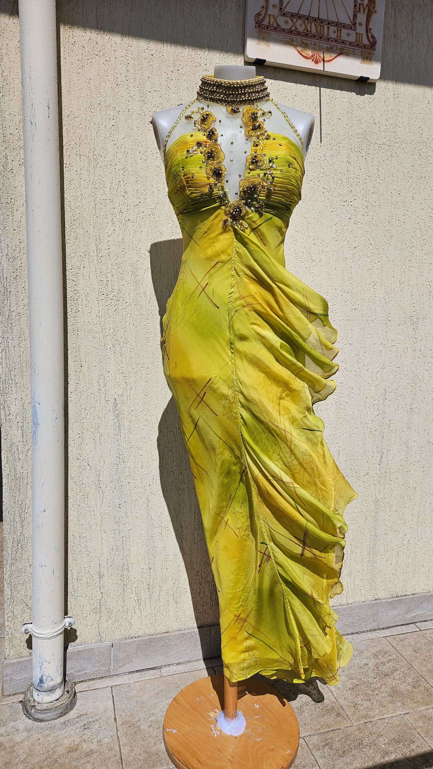 Robe jaune en soie brodée Fayazi