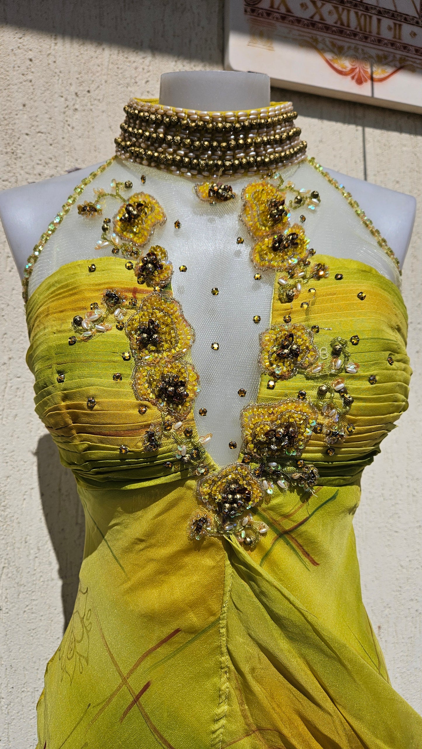 Robe jaune en soie brodée Fayazi