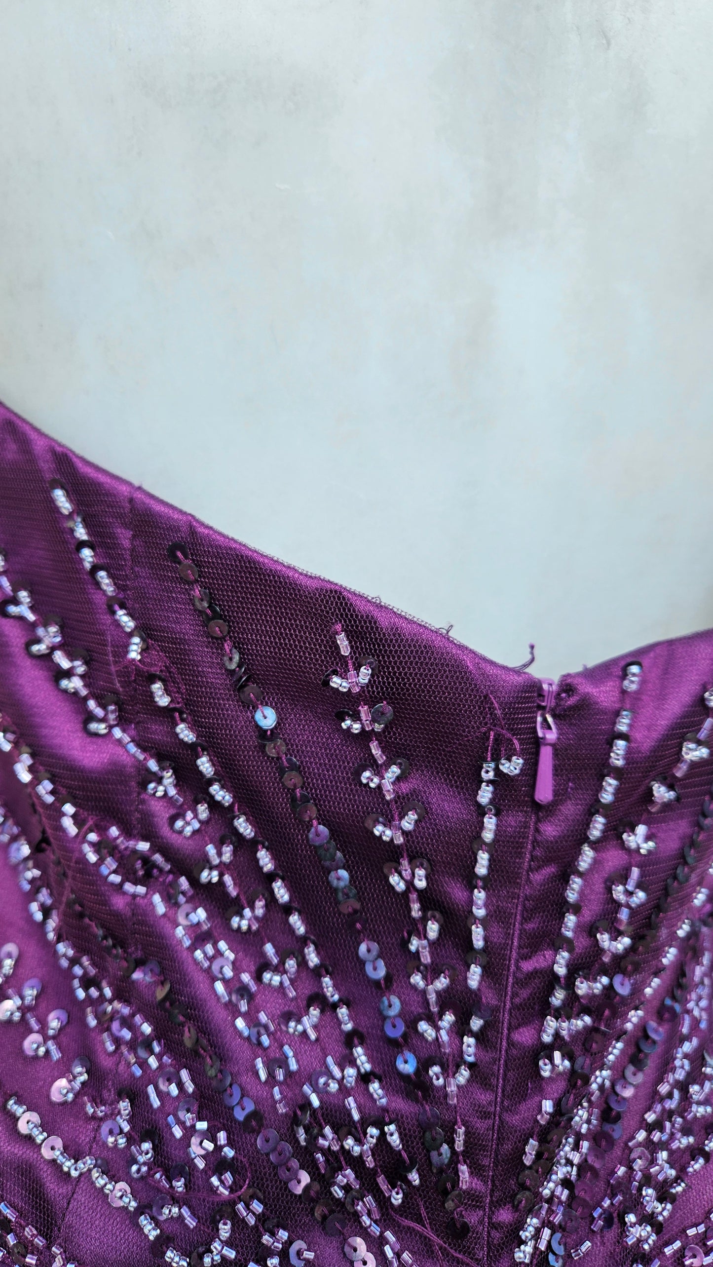 Robe dos nu brodée violette