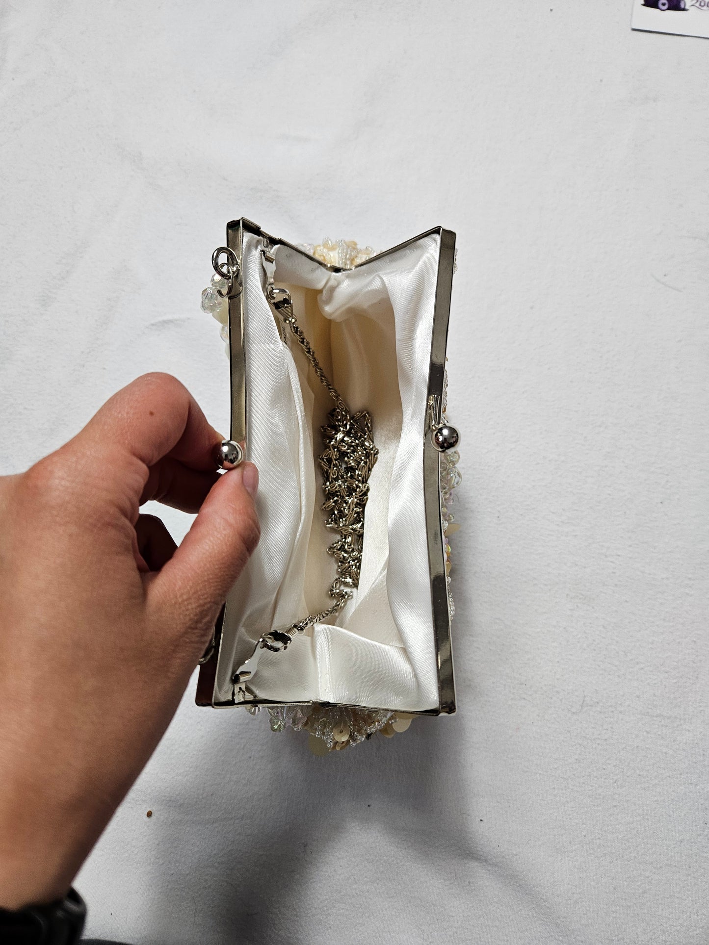 Petit sac brodé blanc