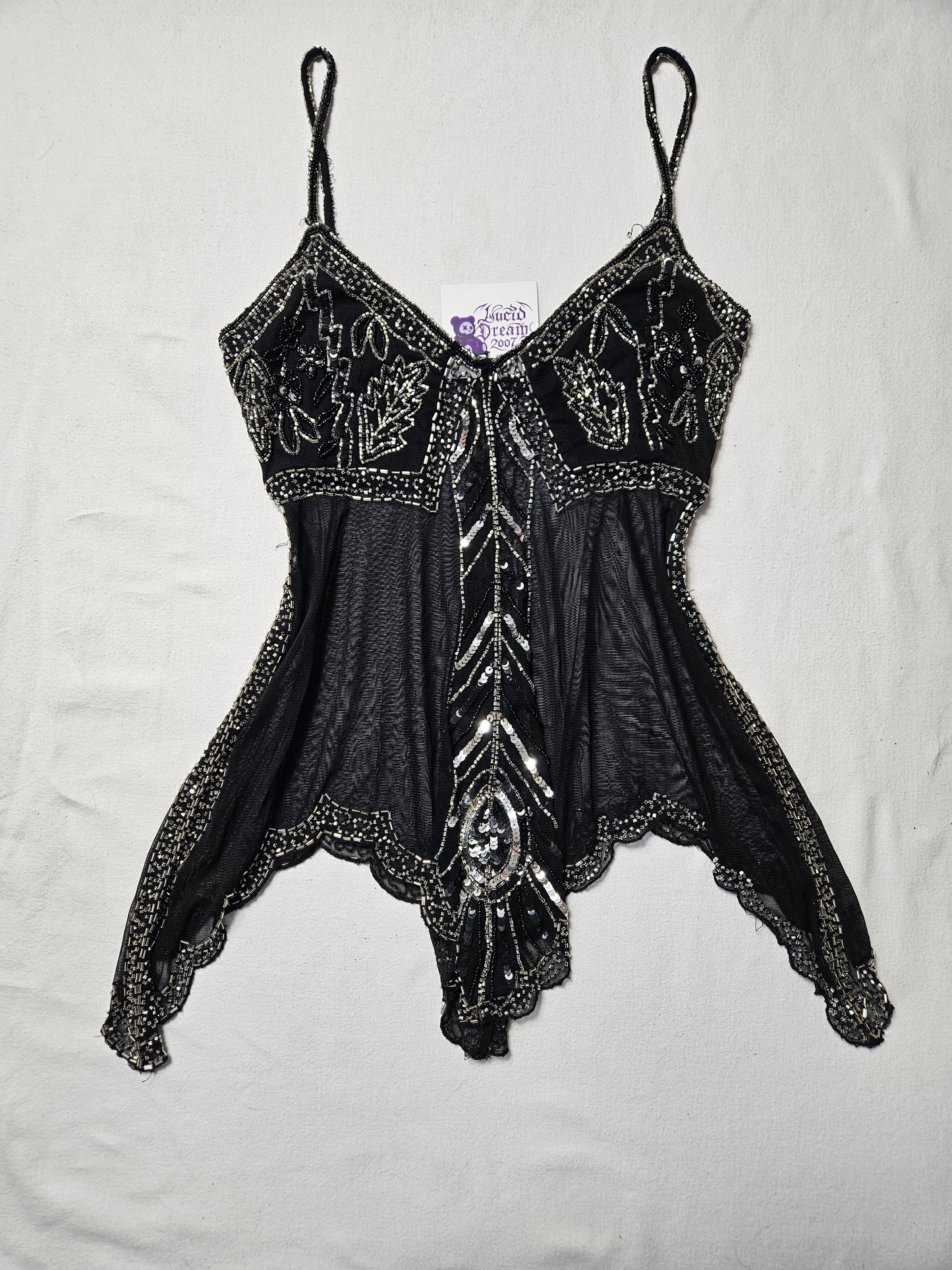 Débardeur vintage Y2K fairycore en tulle noir transparent avec broderies perlées, sequins argentés et détails en plumes. Brodé à la main. Pièce rare sortie d'une reverie.