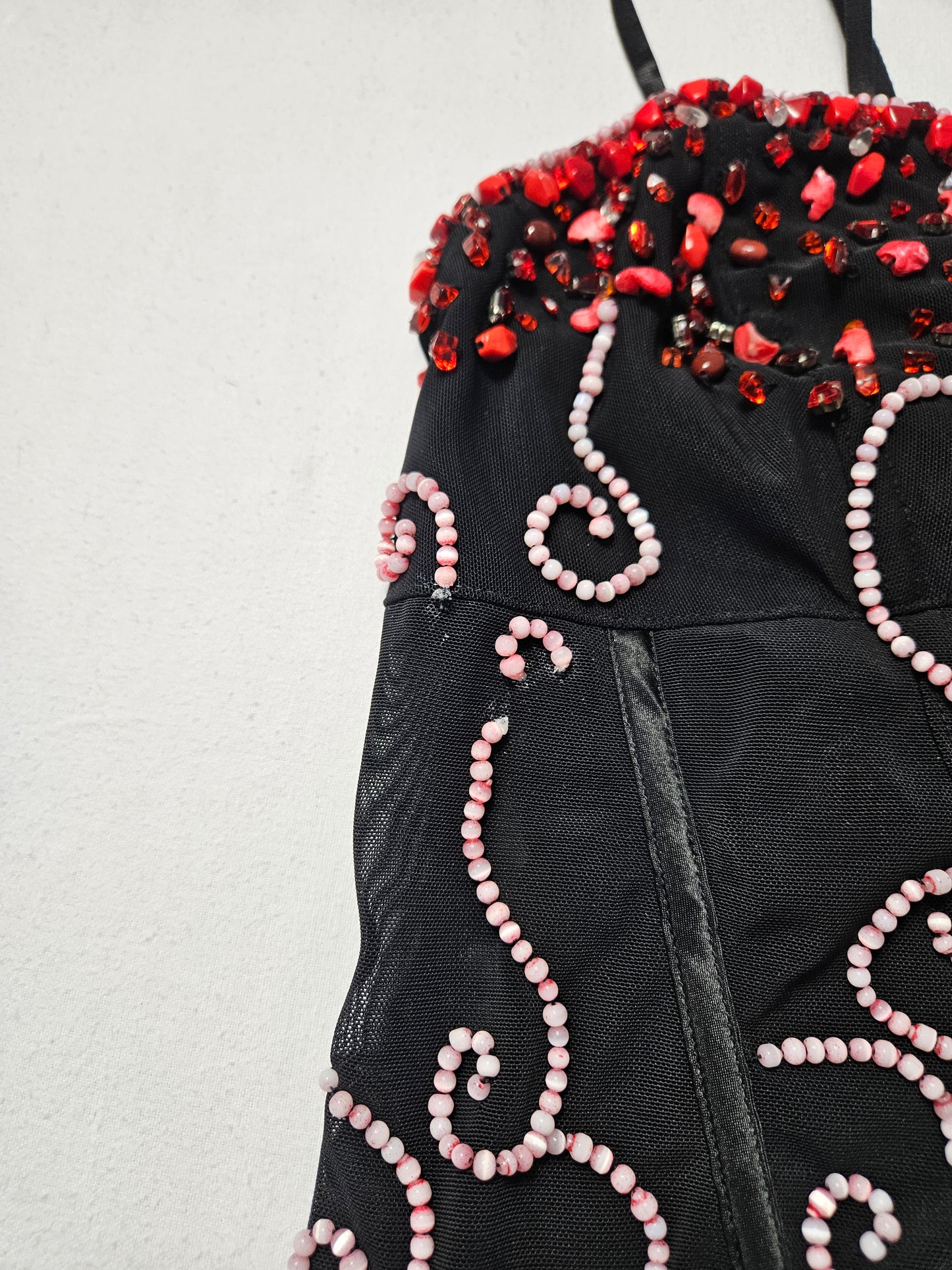 Haut noir brodé de perles