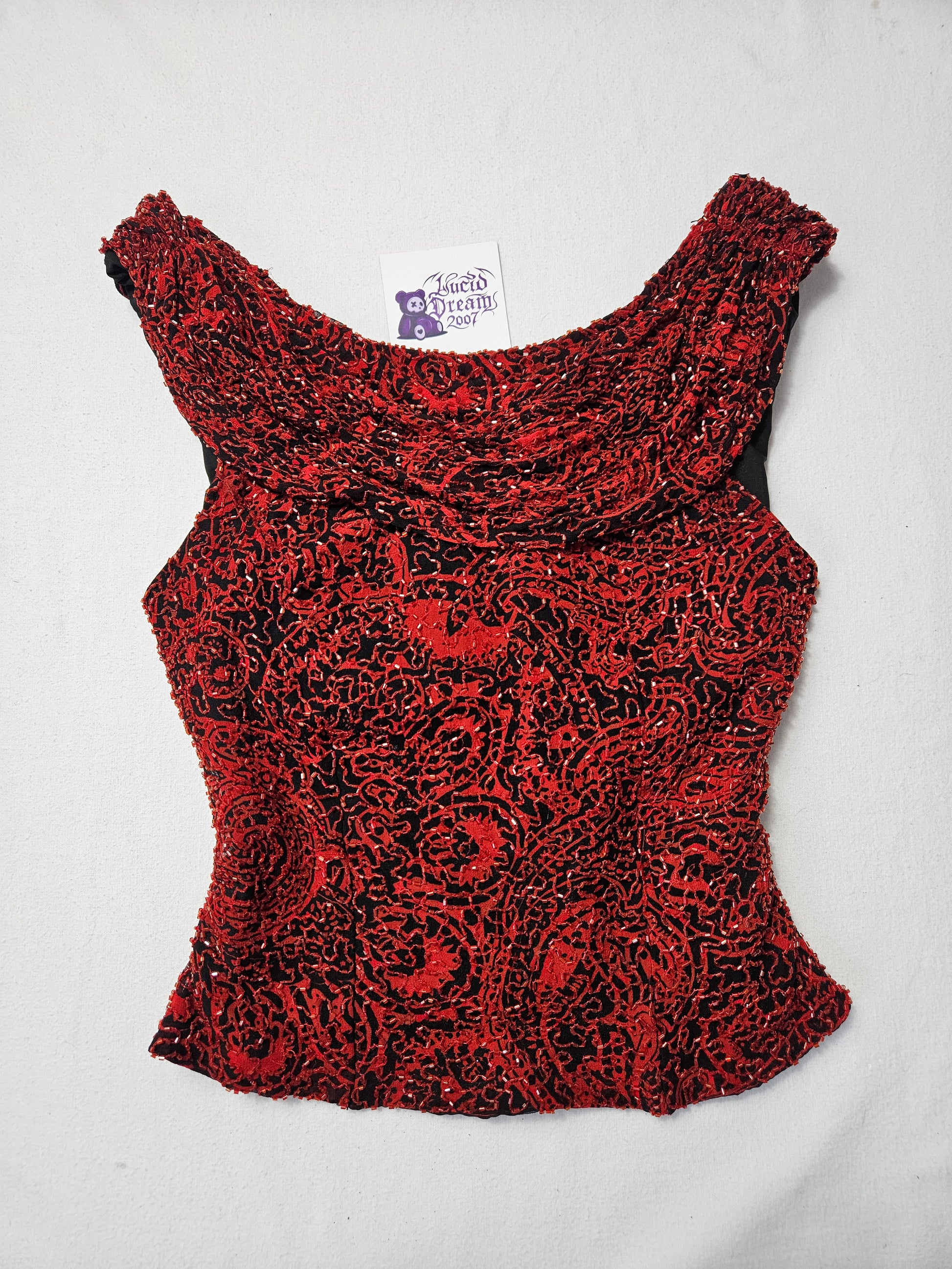 Superbe haut vintage rouge perlé avec un élégant décolleté bénitier. Artisanat complexe, parfait pour un look glamour sorti d'une reverie.