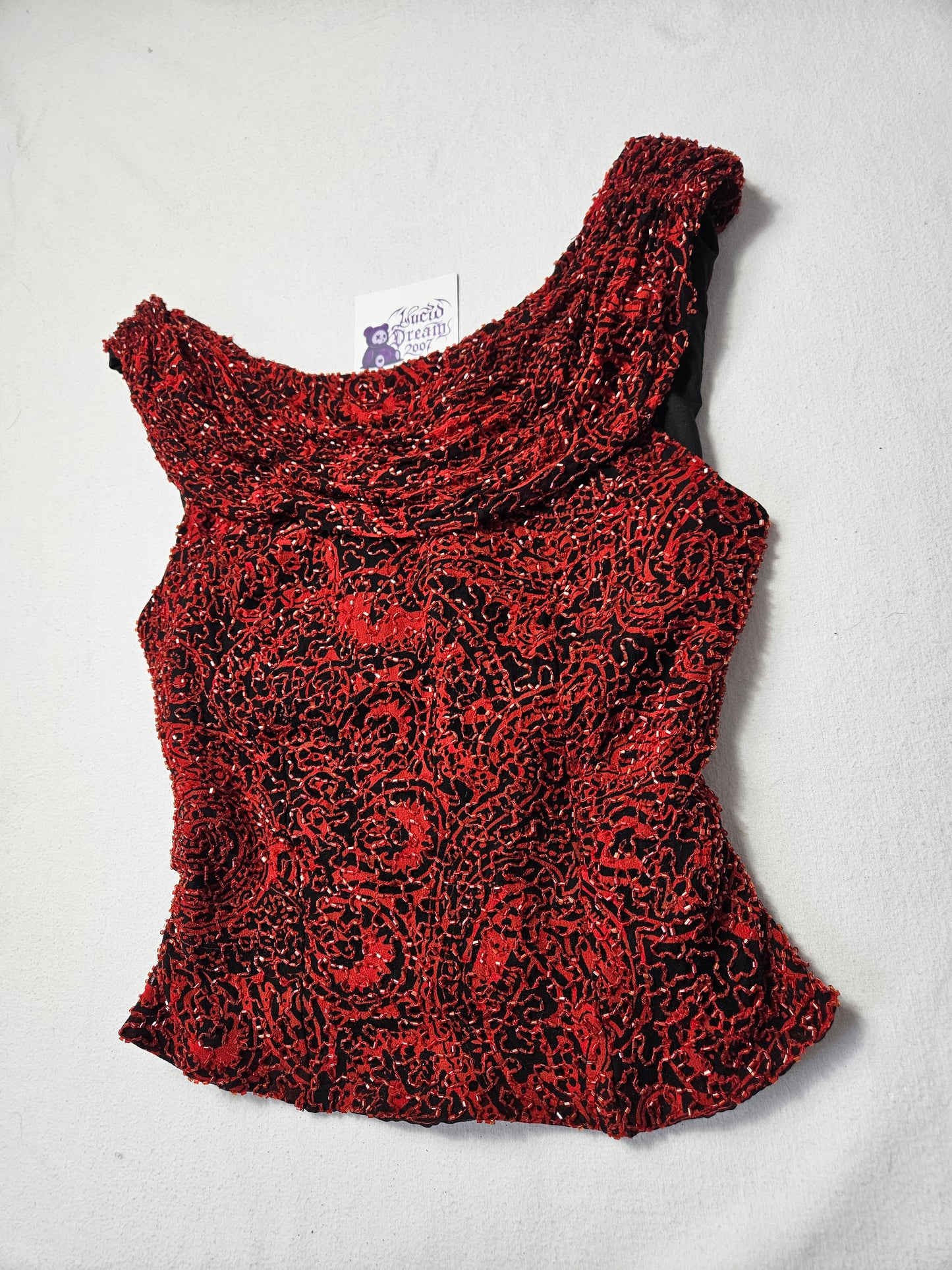 Haut  en soiebrodé rouge et noir