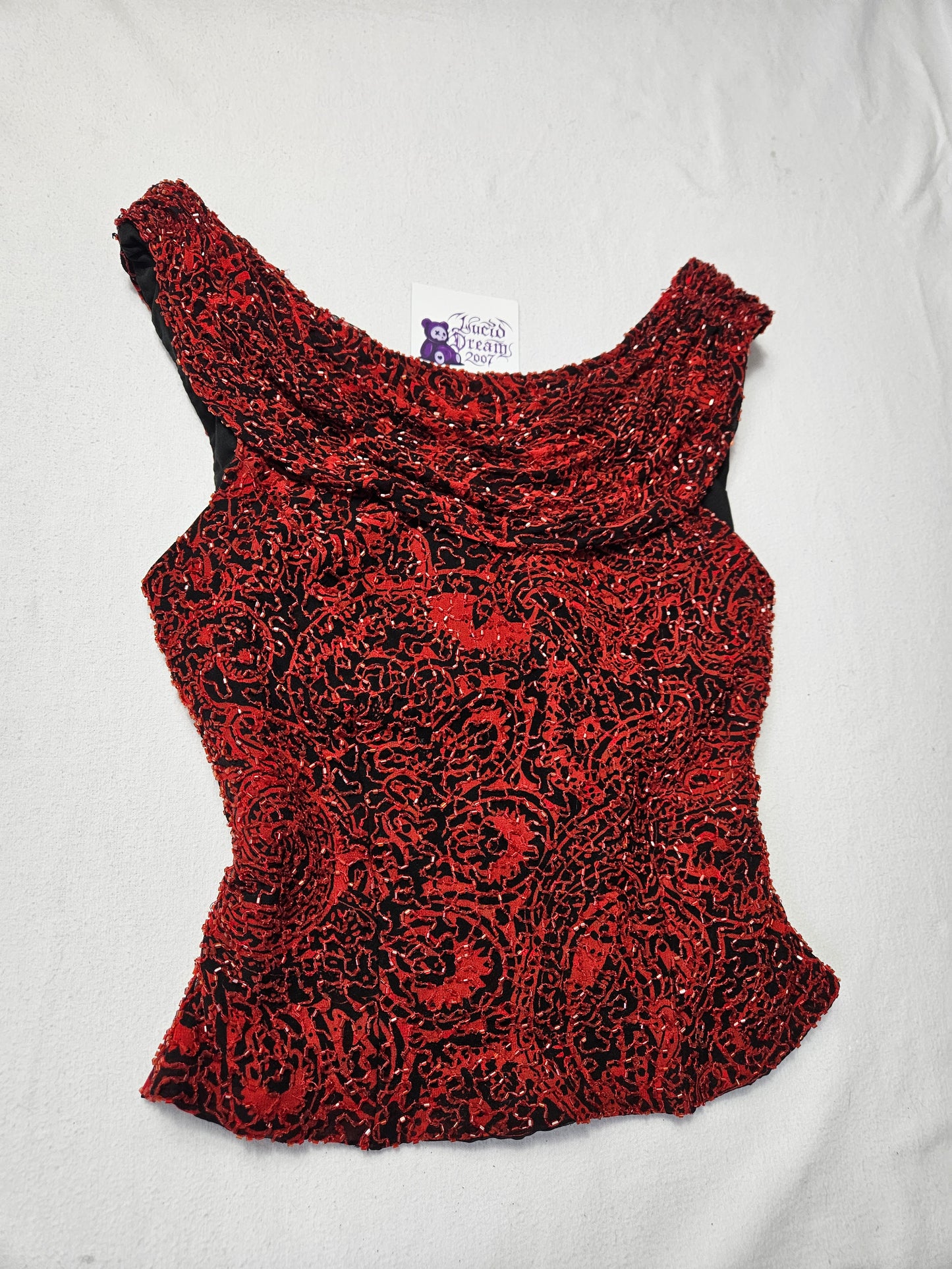 Haut  en soiebrodé rouge et noir