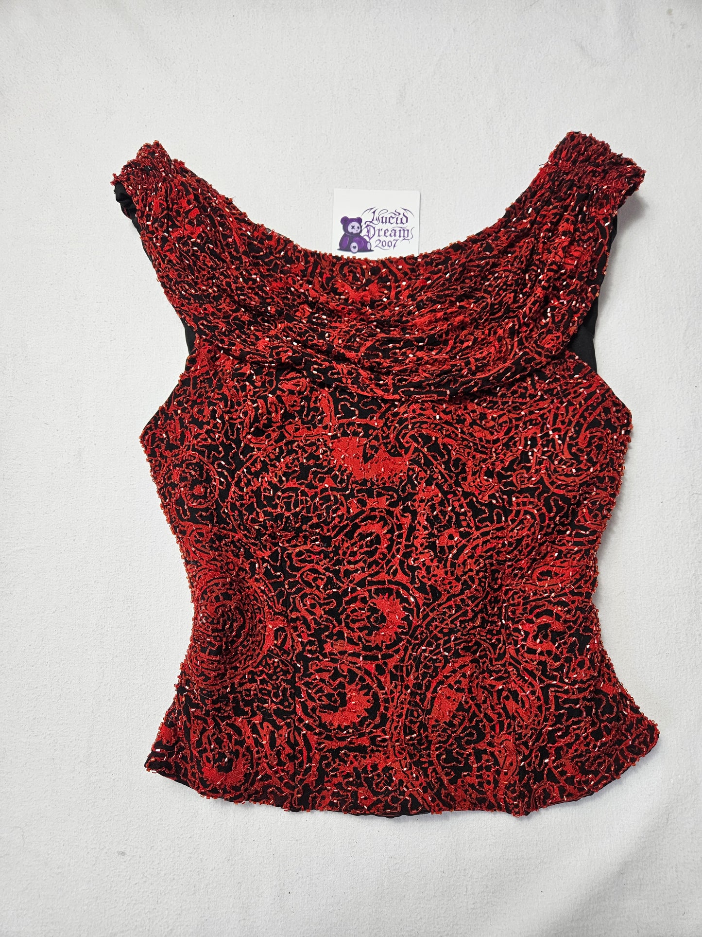 Haut  en soiebrodé rouge et noir