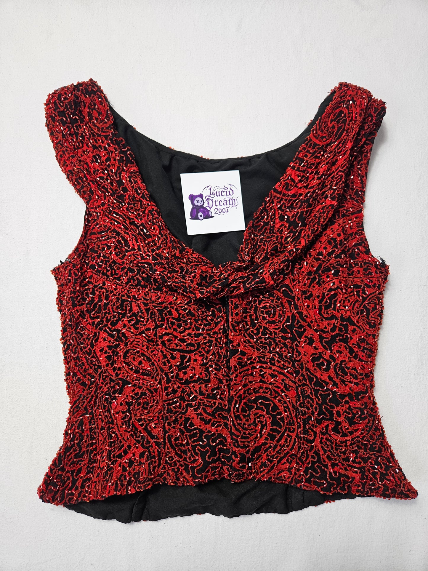 Haut  en soiebrodé rouge et noir