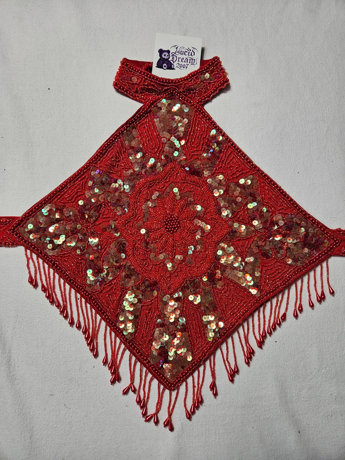 Espalda desnuda bordada en rojo y dorado