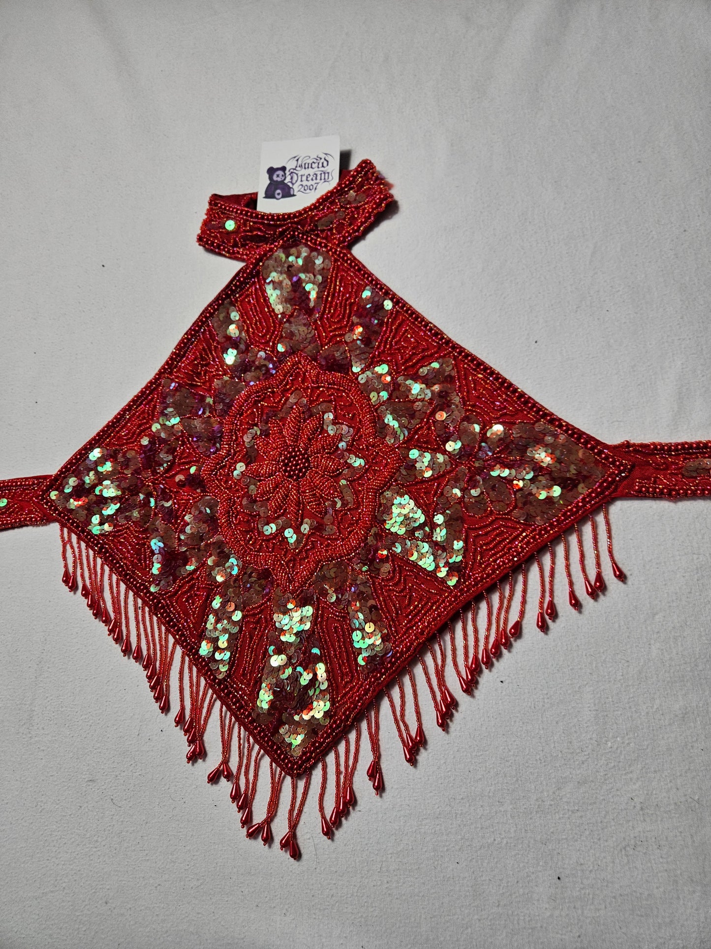 Espalda desnuda bordada en rojo y dorado