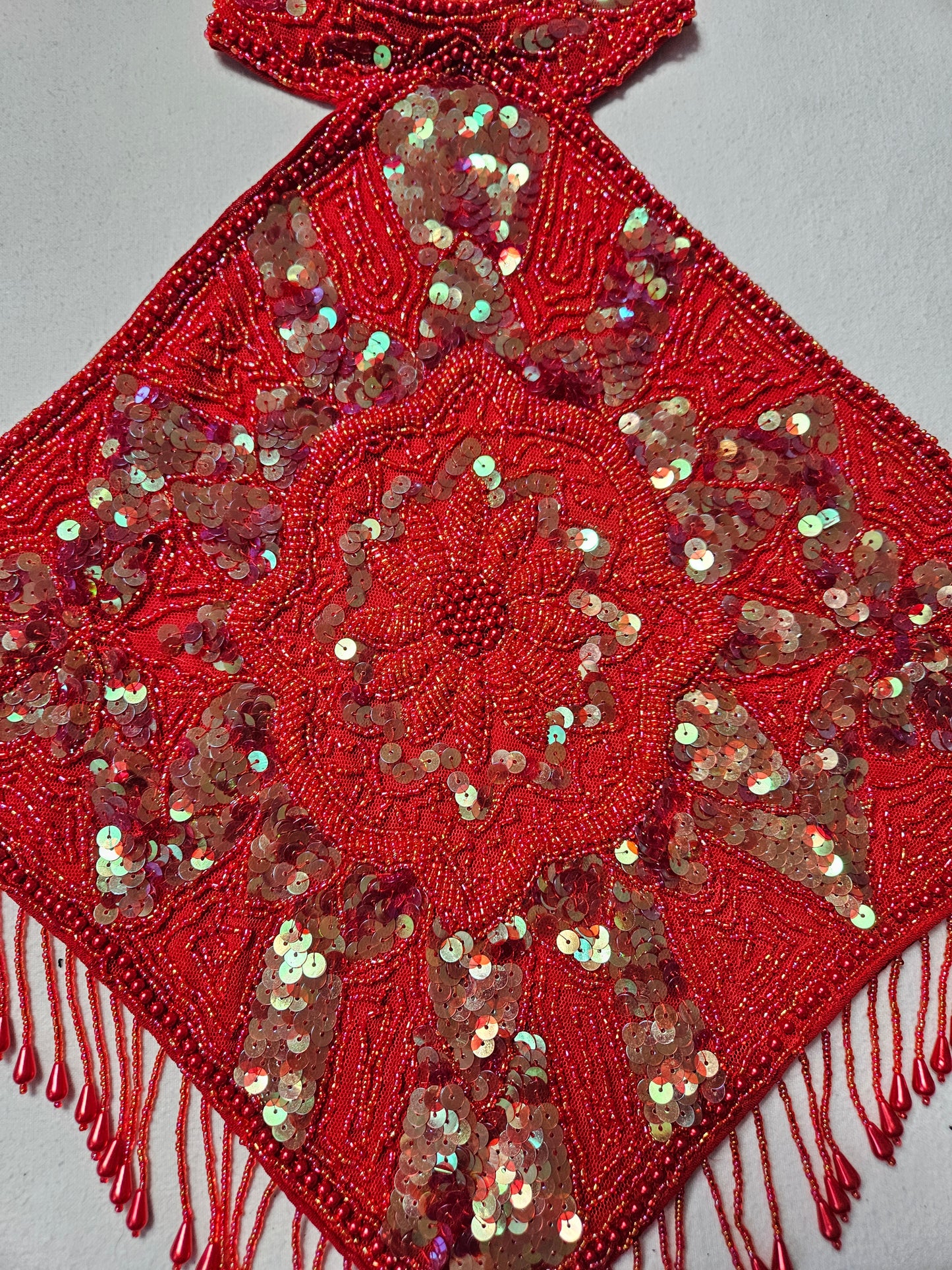 Espalda desnuda bordada en rojo y dorado