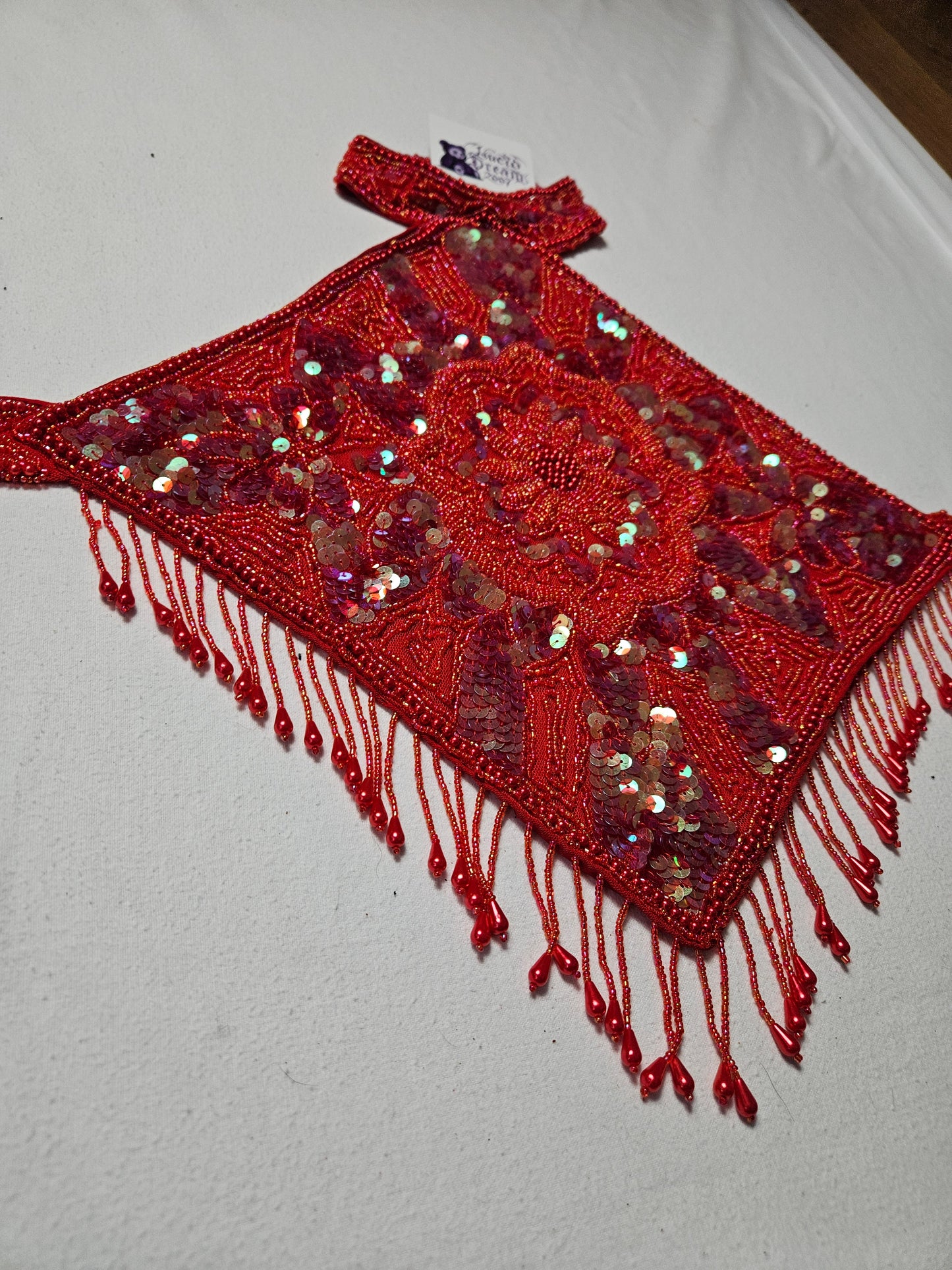 Espalda desnuda bordada en rojo y dorado