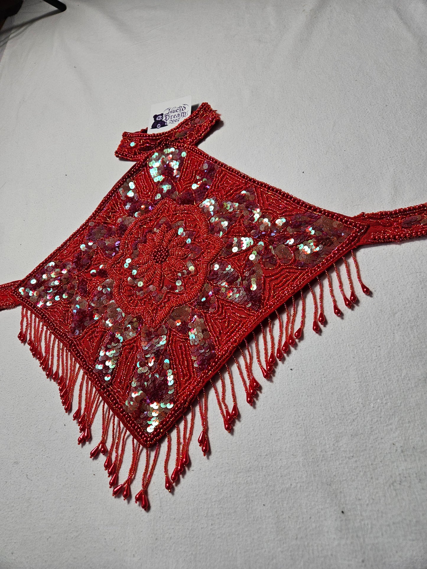 Espalda desnuda bordada en rojo y dorado