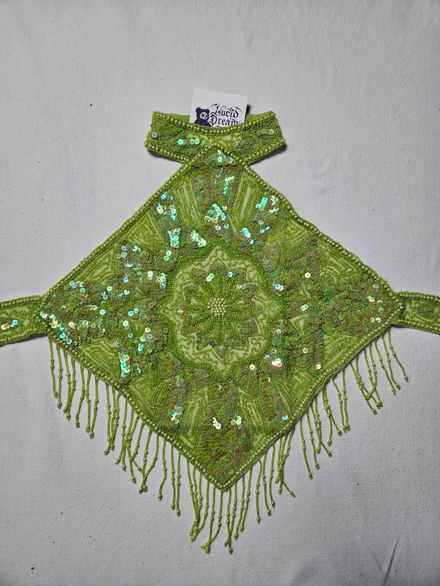 Espalda desnuda bordada en verde manzana