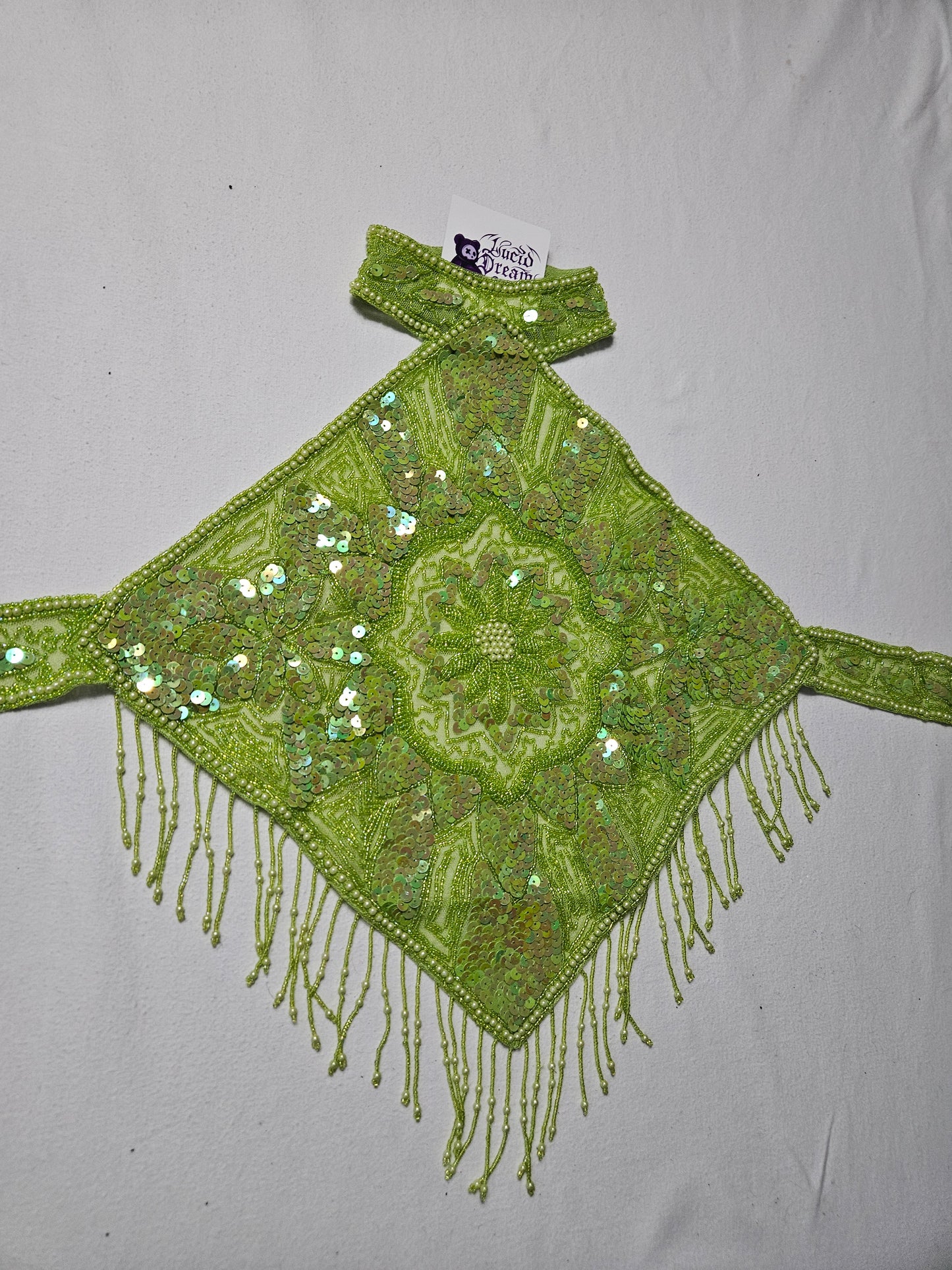 Espalda desnuda bordada en verde manzana
