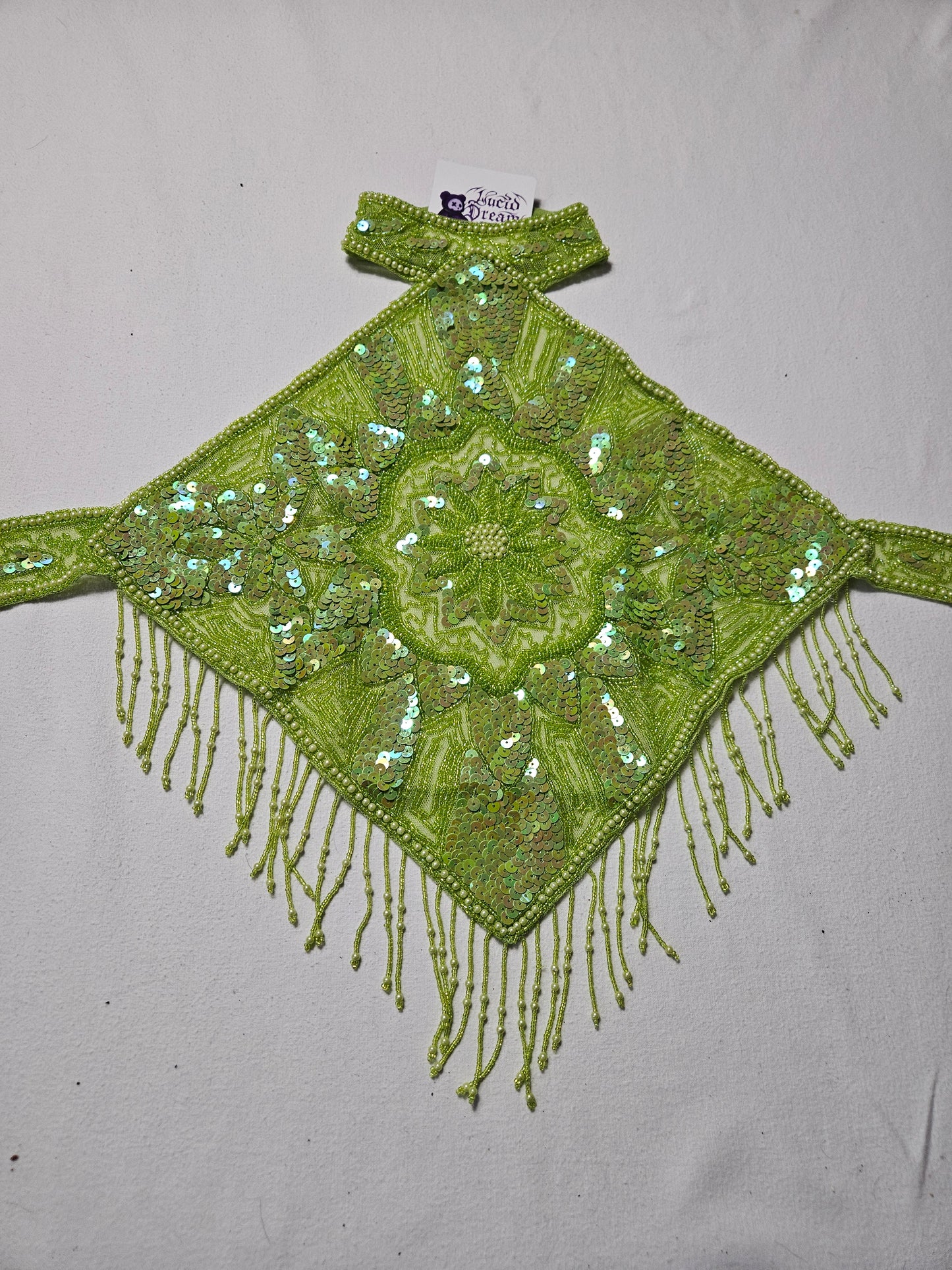 Espalda desnuda bordada en verde manzana