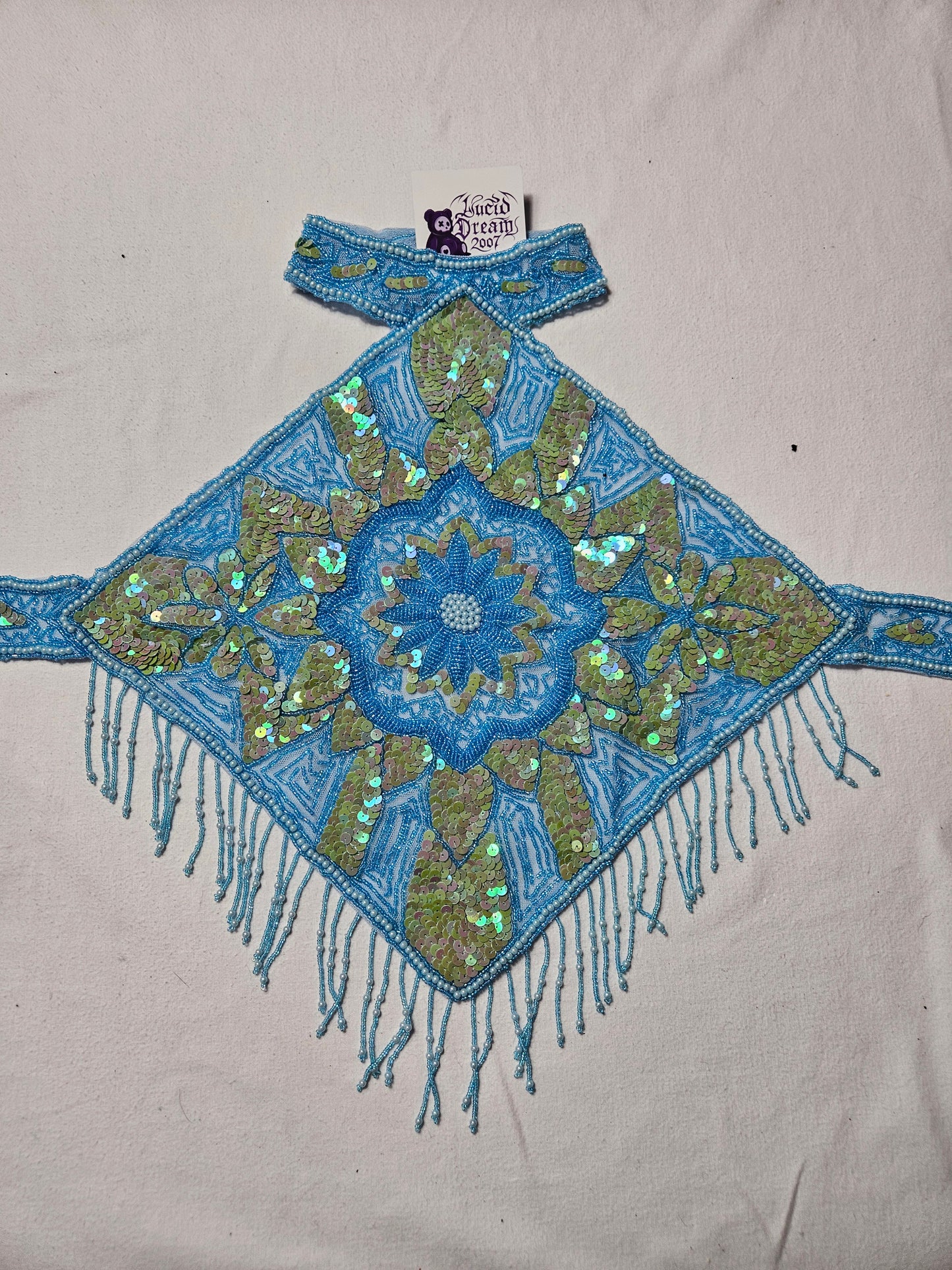 Espalda desnuda bordada en azul y dorado