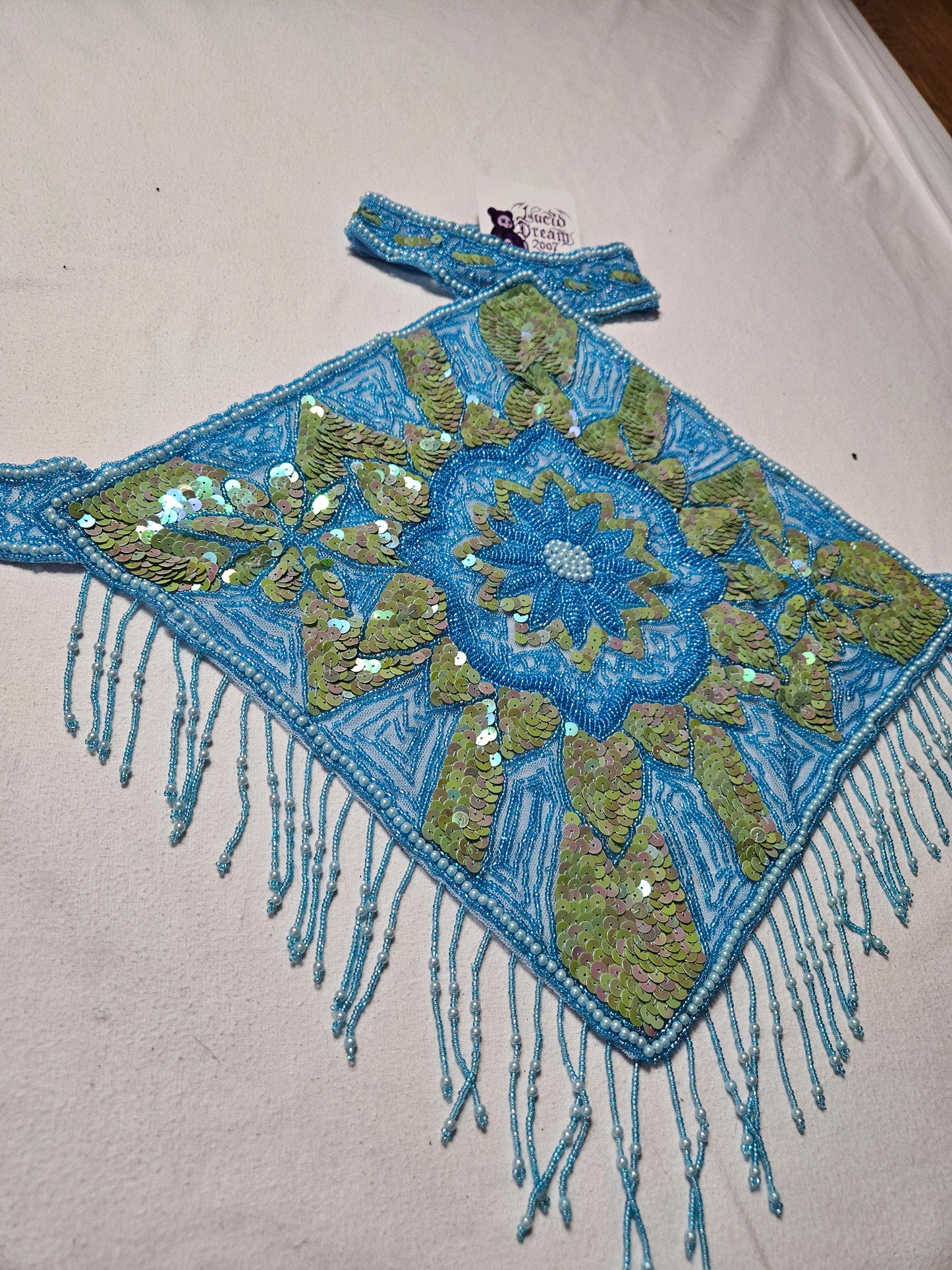 Espalda desnuda bordada en azul y dorado