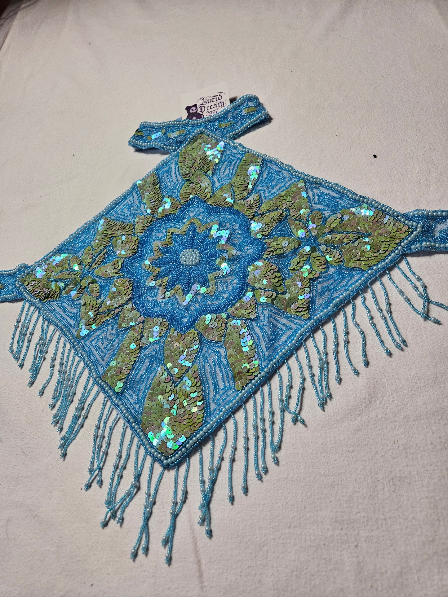 Espalda desnuda bordada en azul y dorado