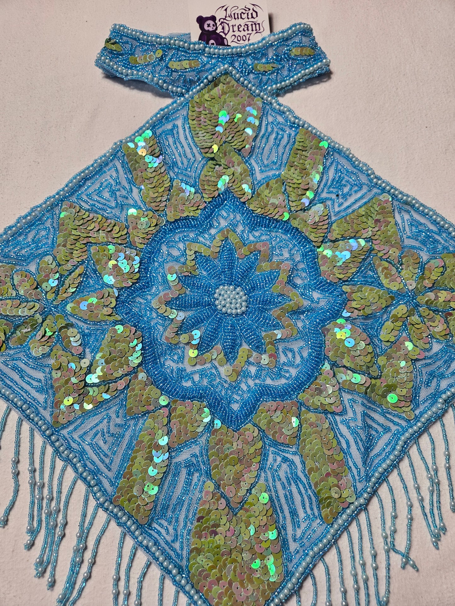 Espalda desnuda bordada en azul y dorado