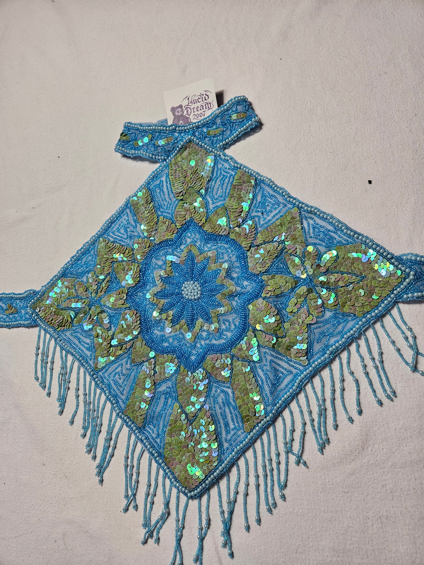 Espalda desnuda bordada en azul y dorado