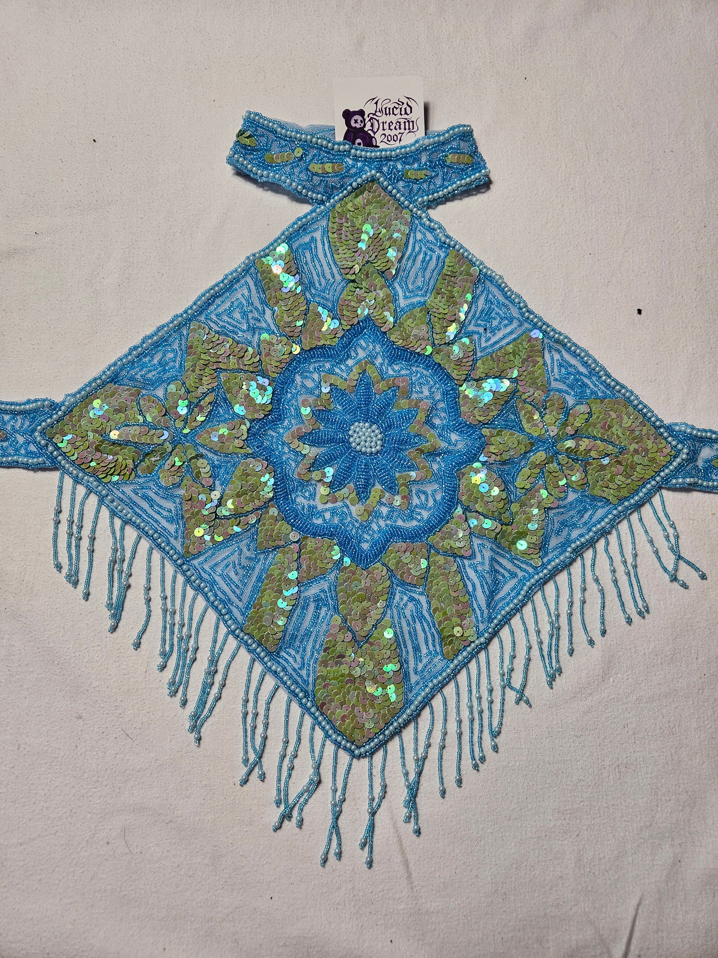 Espalda desnuda bordada en azul y dorado