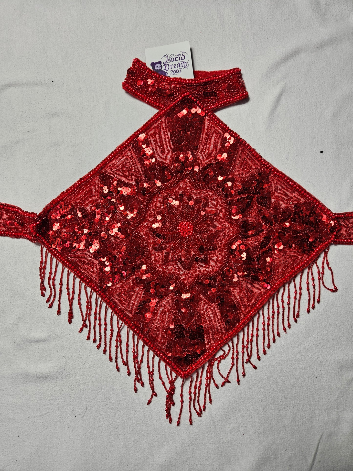 Dos nu brodé rouge