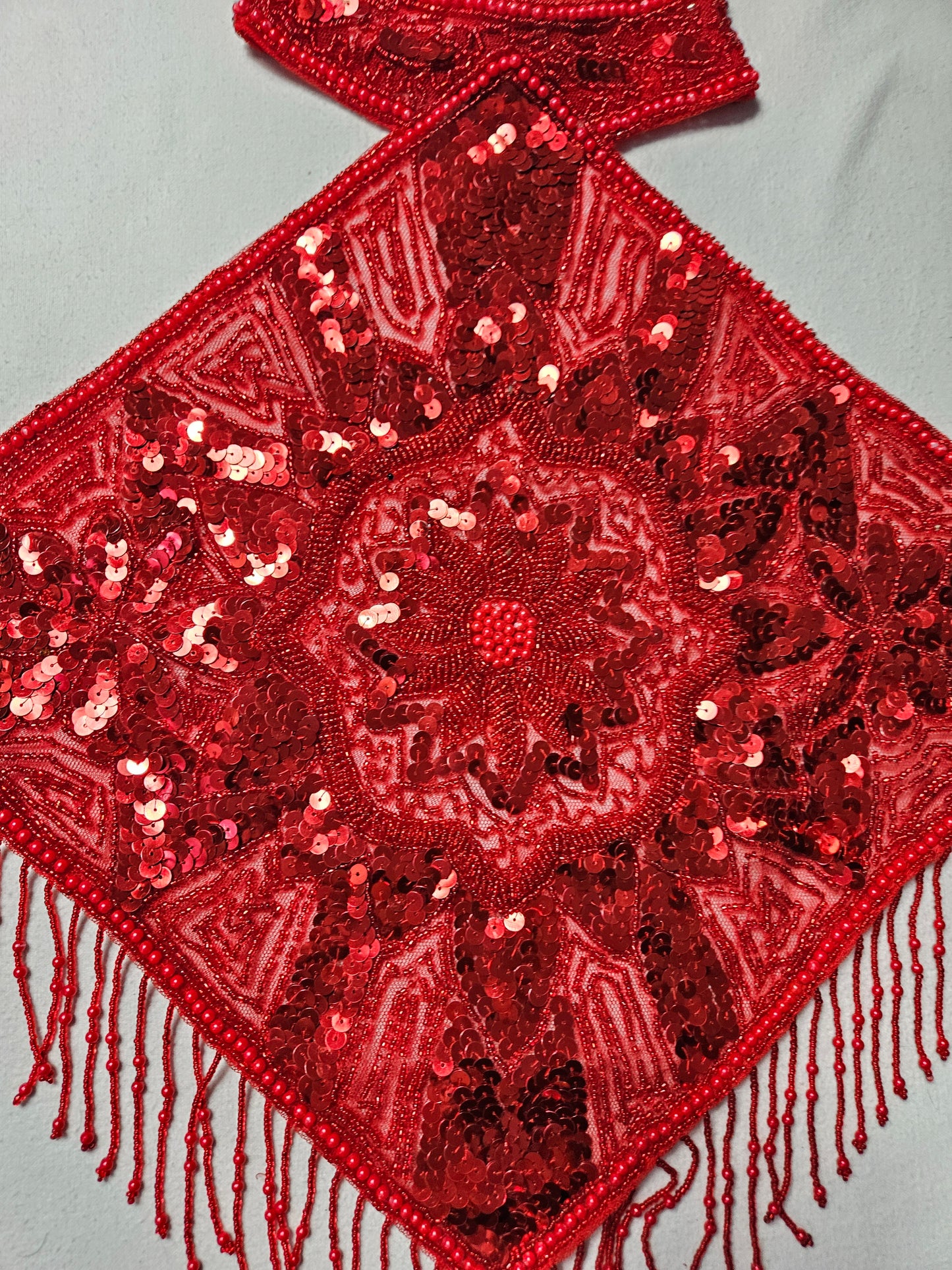 Dos nu brodé rouge