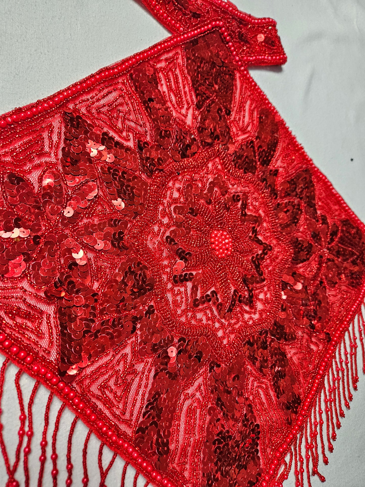 Dos nu brodé rouge