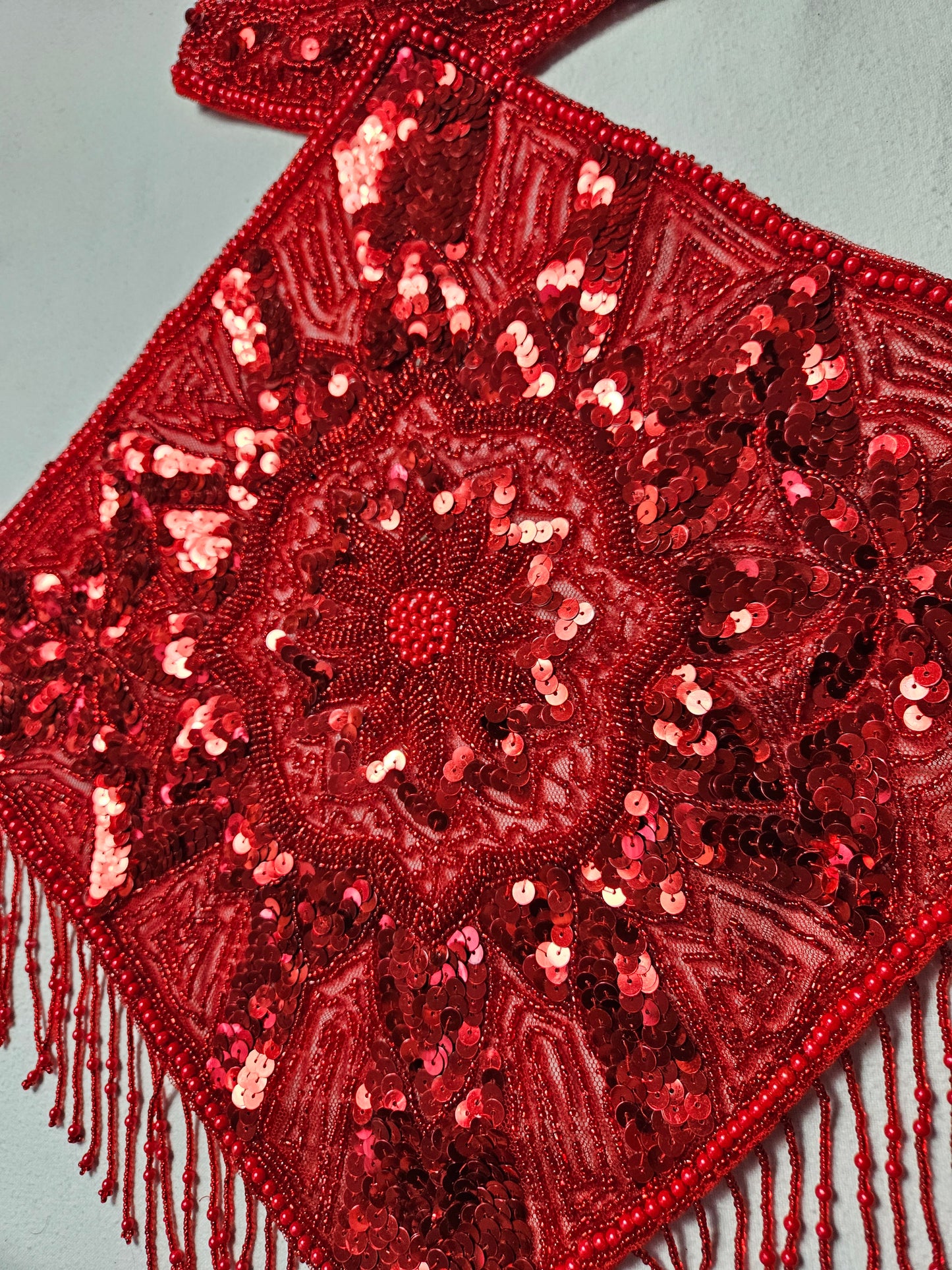 Dos nu brodé rouge