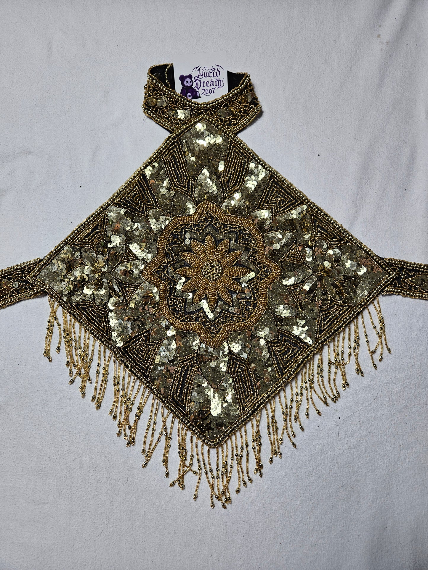 Espalda bordada en negro y dorado