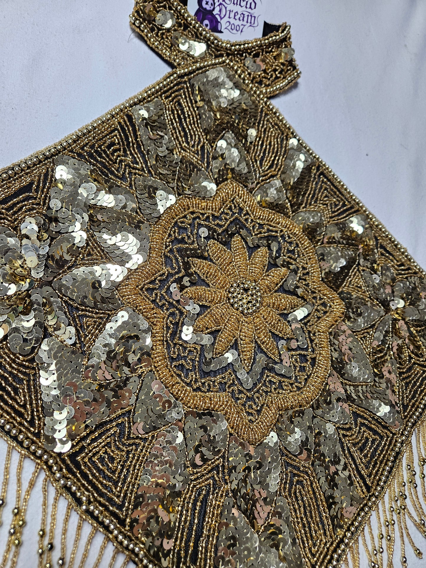 Espalda bordada en negro y dorado