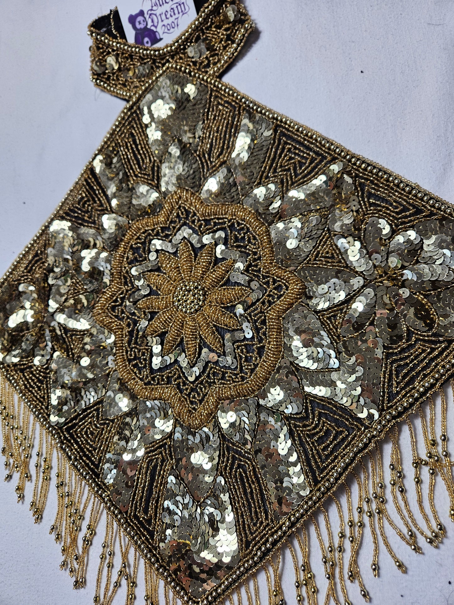 Espalda bordada en negro y dorado