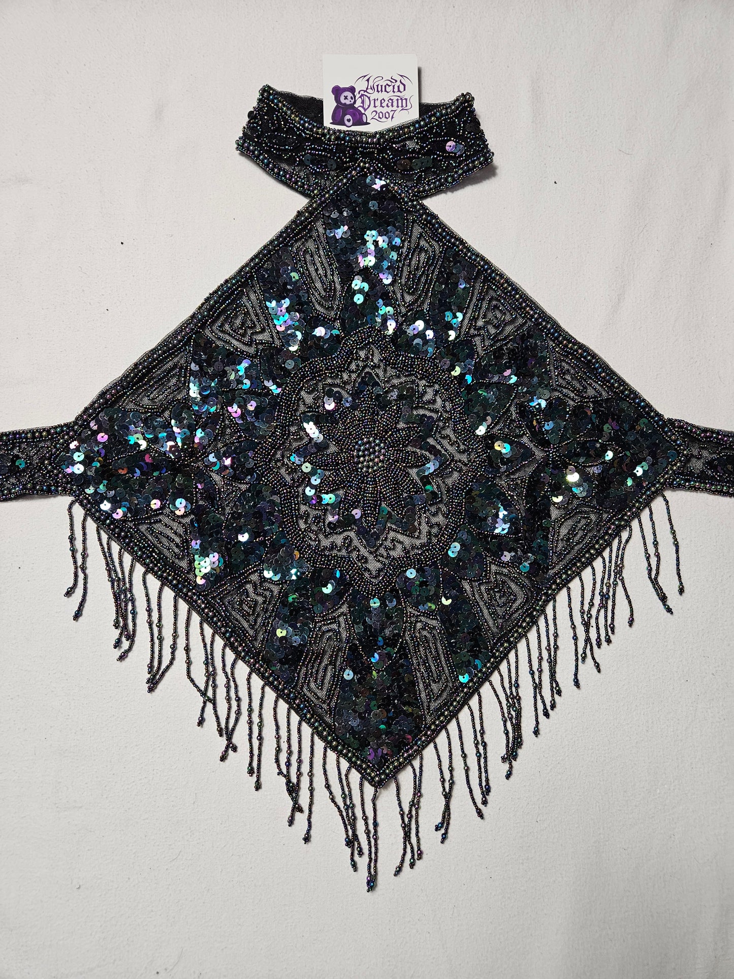 Espalda desnuda bordada en negro con reflejos multicolor