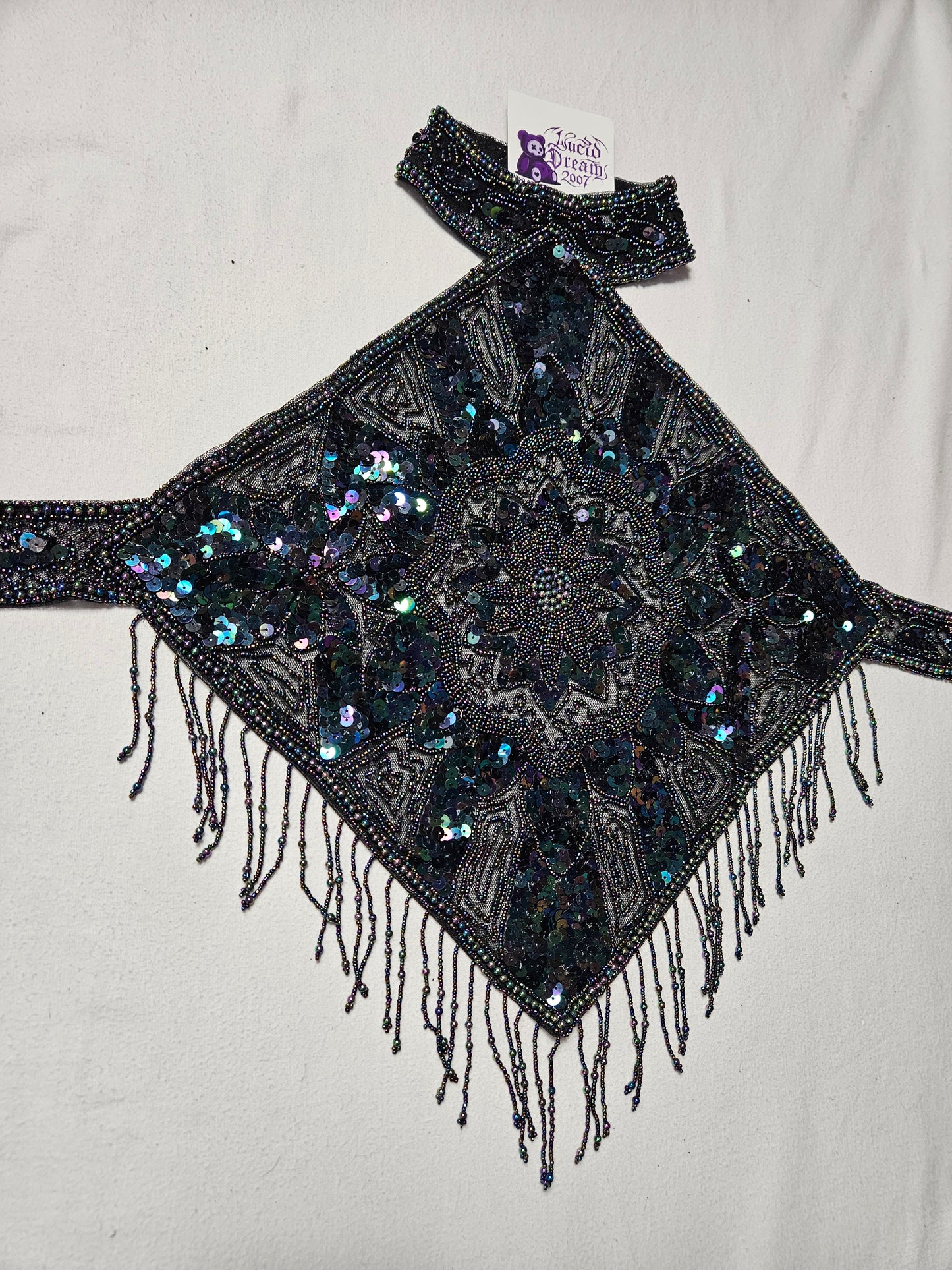 Espalda desnuda bordada en negro con reflejos multicolor