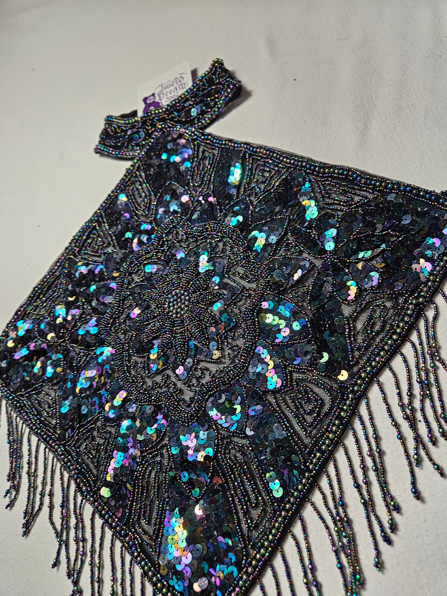 Espalda desnuda bordada en negro con reflejos multicolor