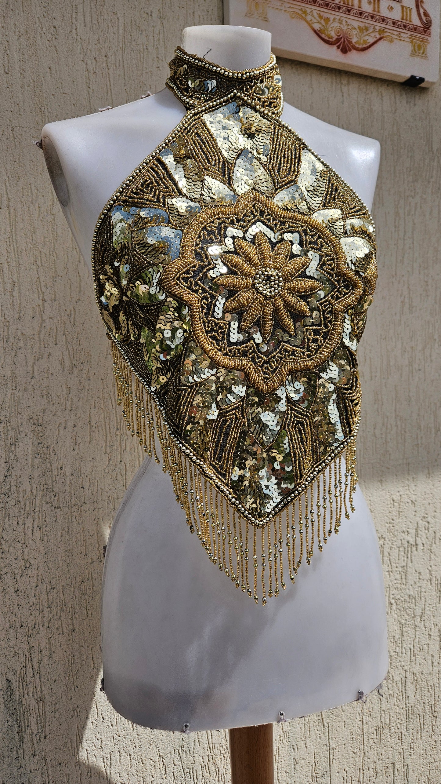 Espalda bordada en negro y dorado