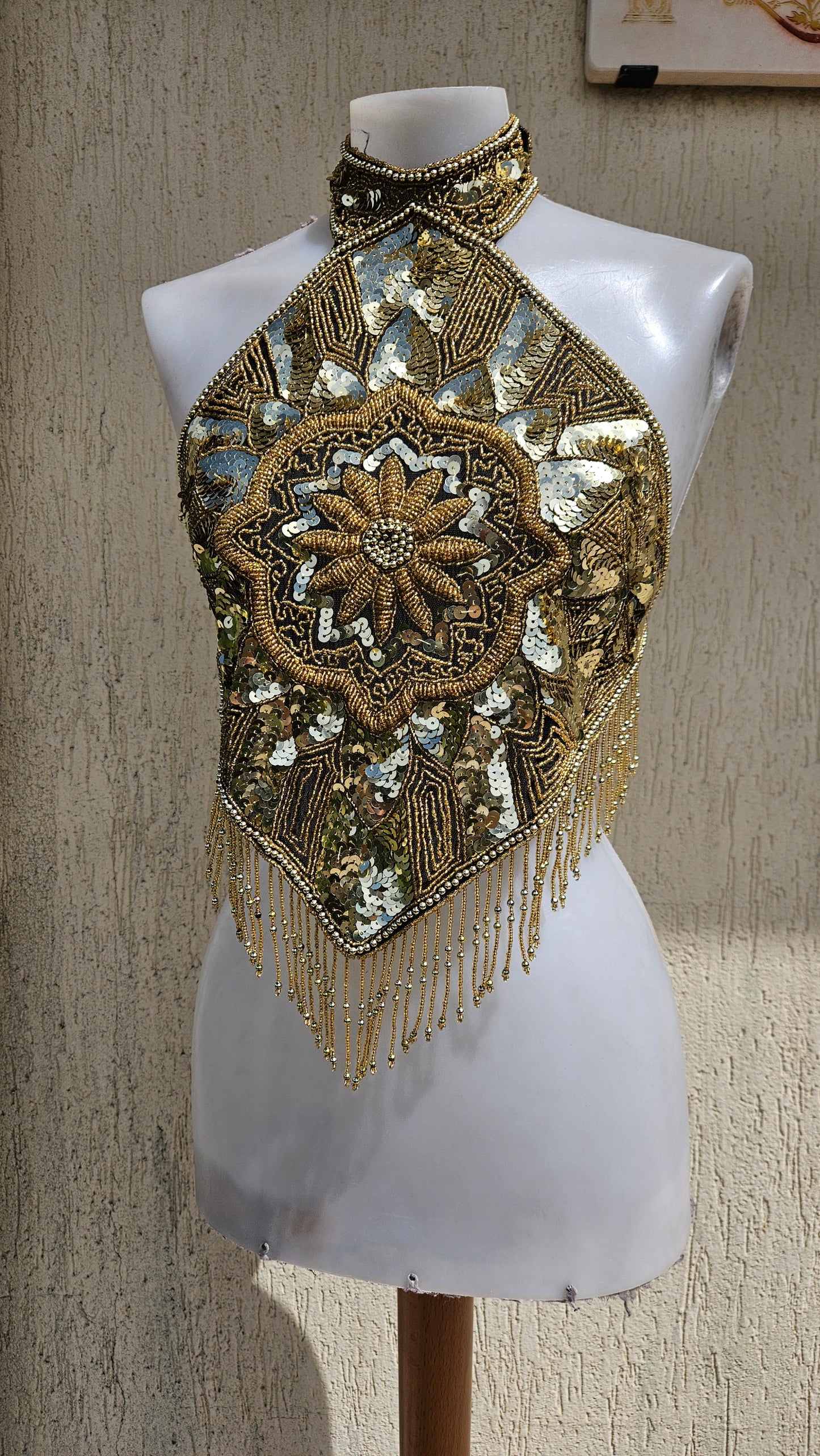 Espalda bordada en negro y dorado