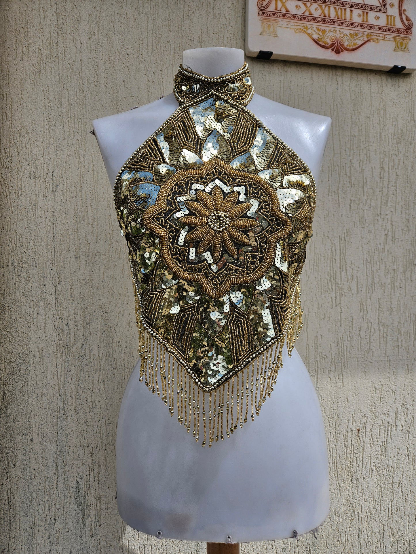 Espalda bordada en negro y dorado