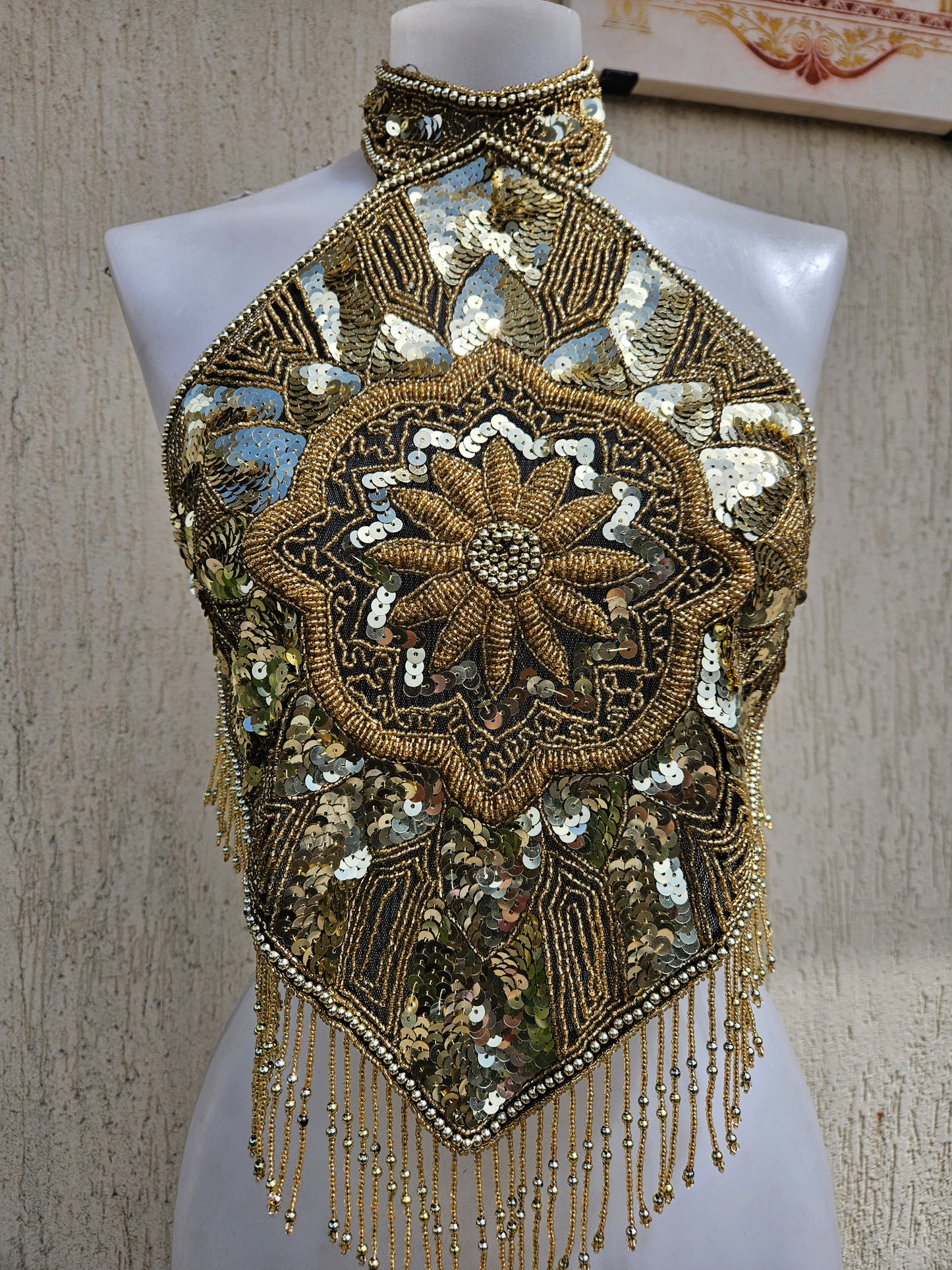 Espalda bordada en negro y dorado
