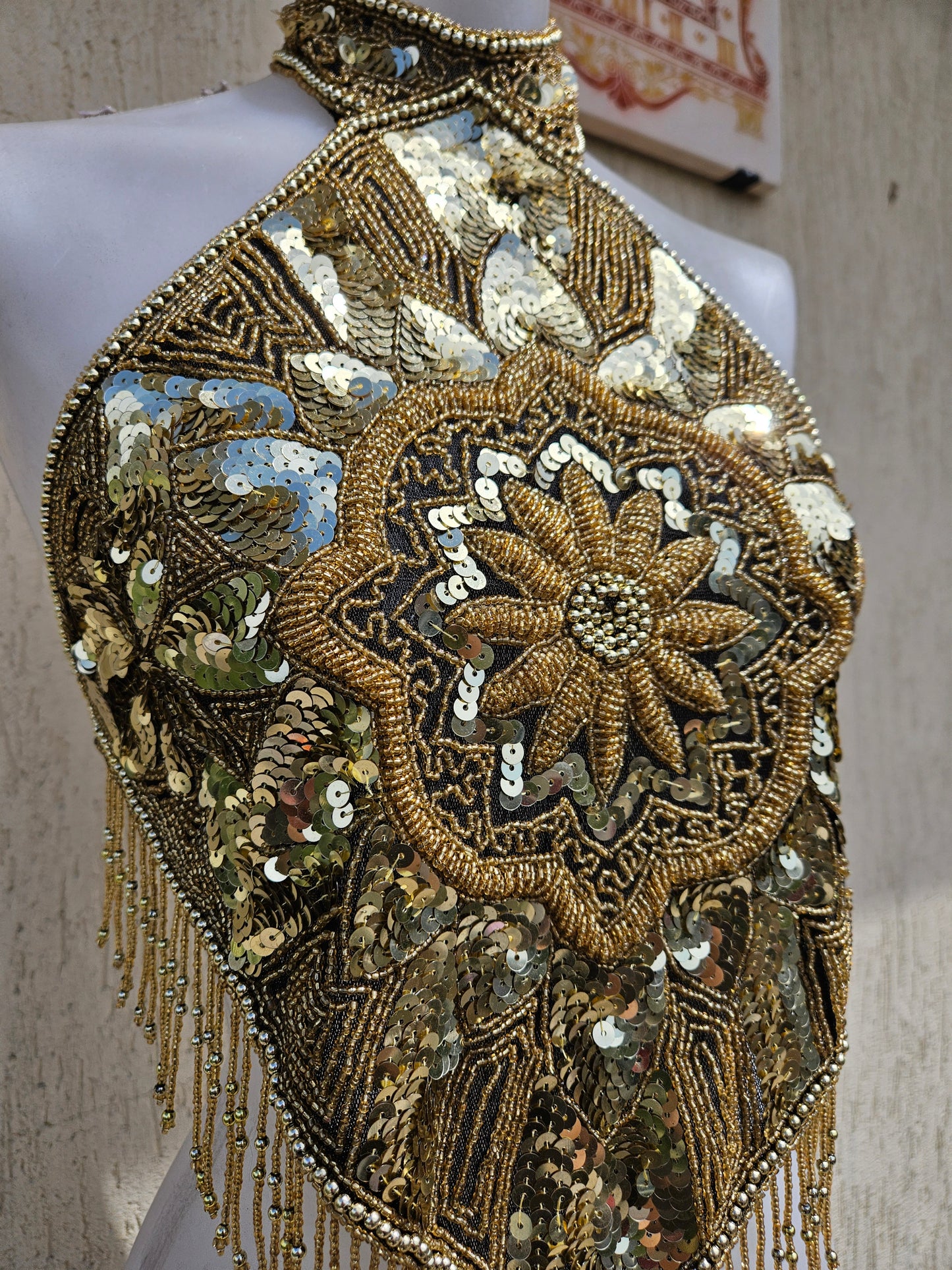 Espalda bordada en negro y dorado