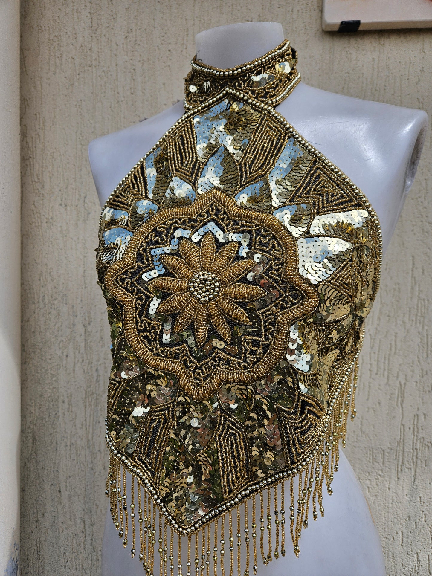 Espalda bordada en negro y dorado