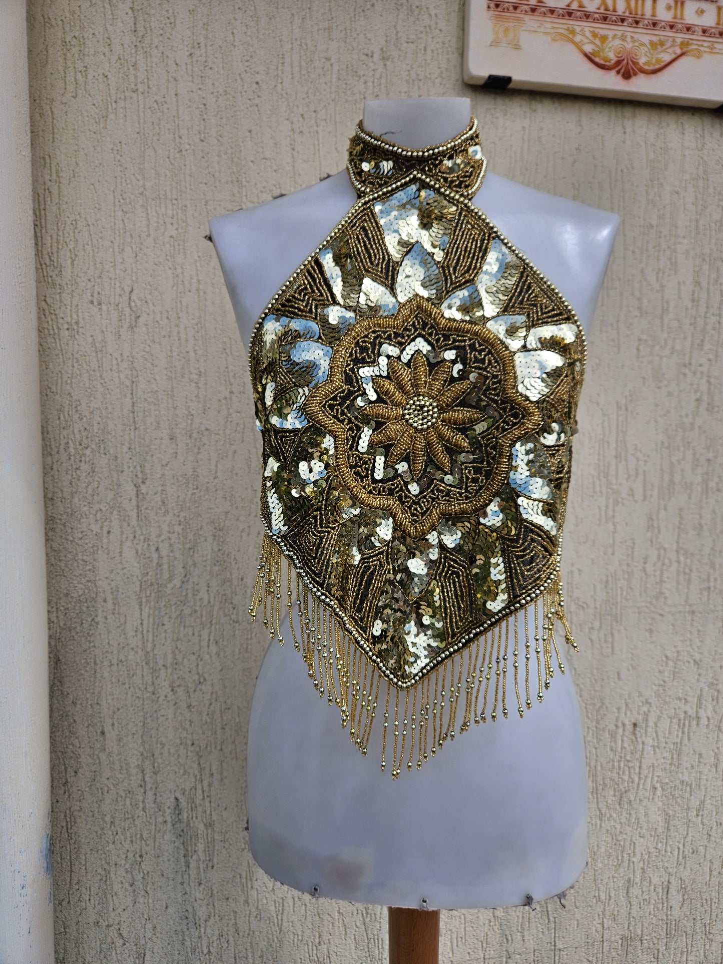 Espalda bordada en negro y dorado