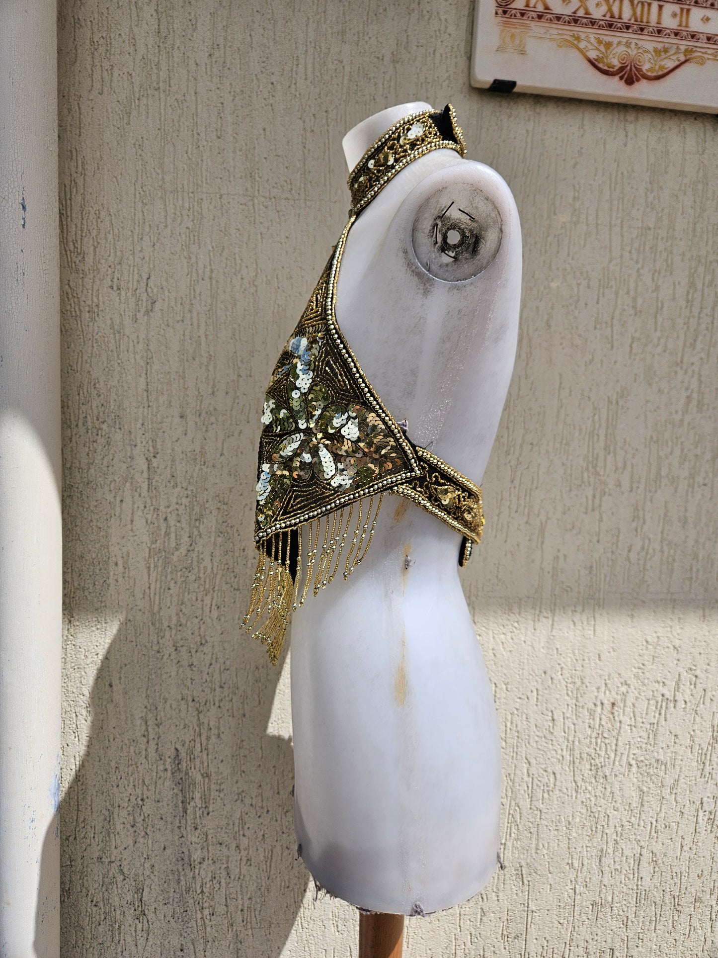 Espalda bordada en negro y dorado