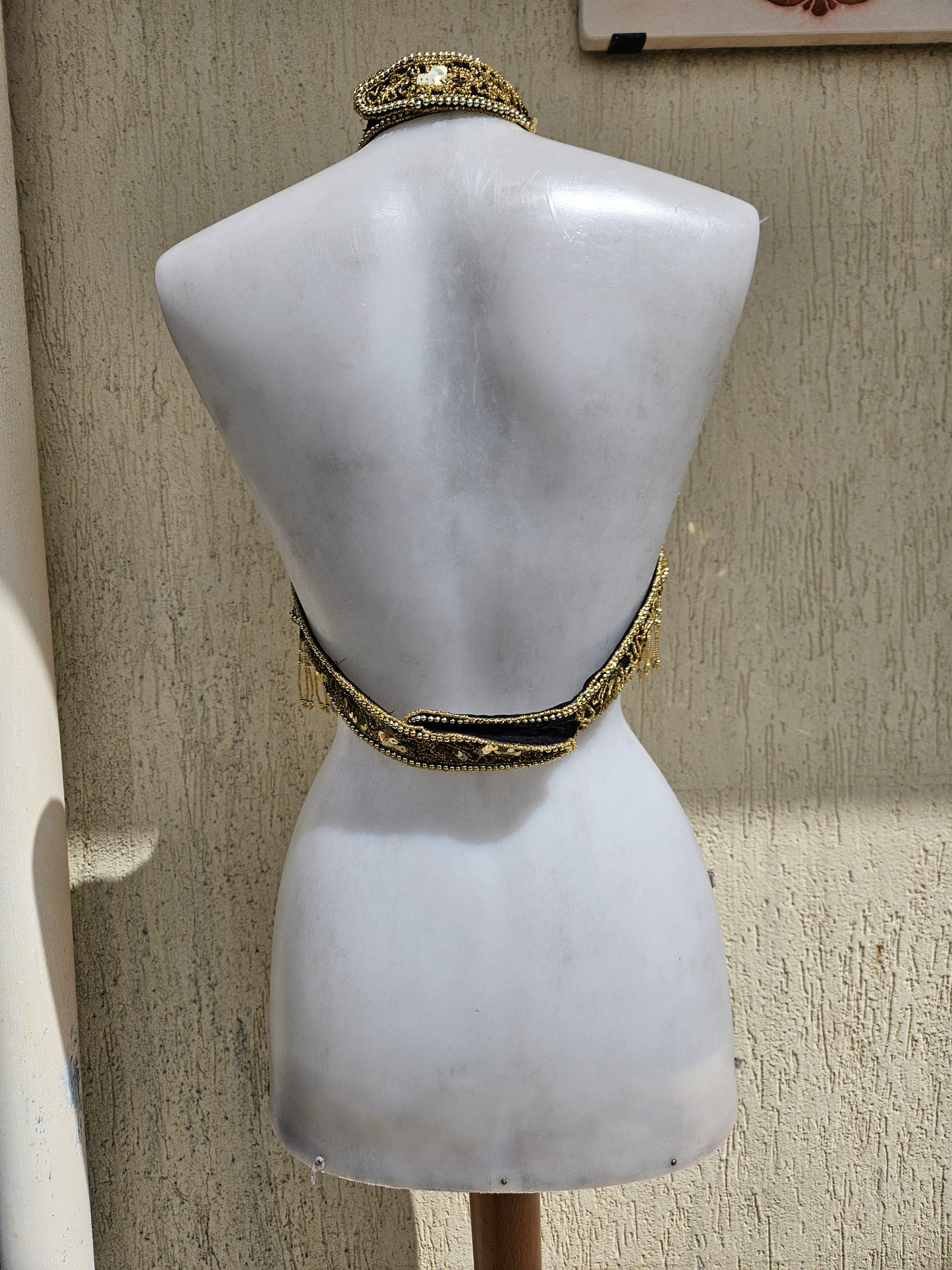 Espalda bordada en negro y dorado