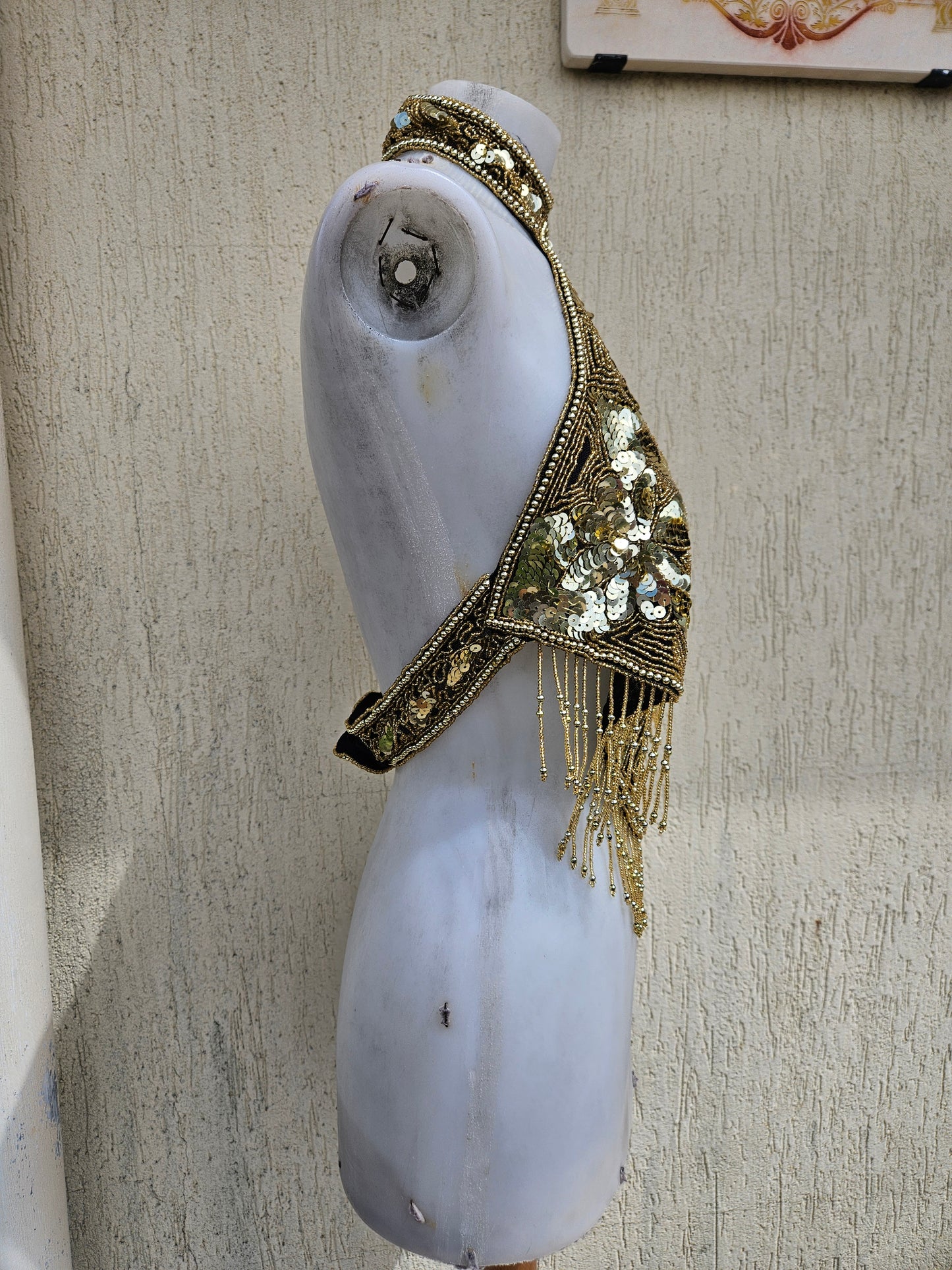 Espalda bordada en negro y dorado