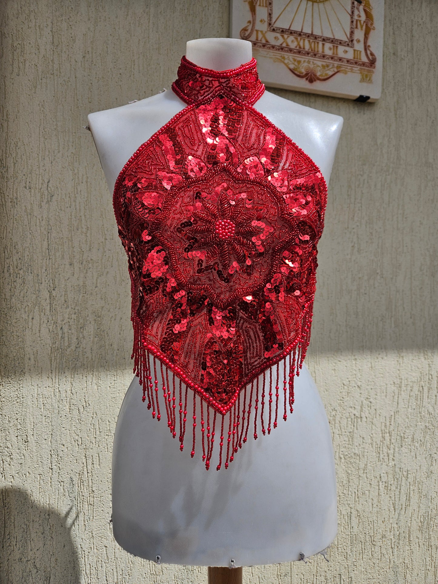 Dos nu brodé rouge